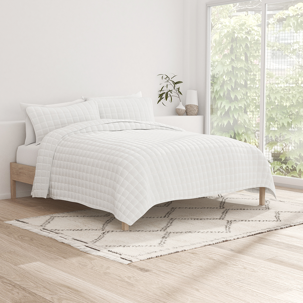 3 Piece Square Quilted Coverlet Set - Luxury Bedding for Queen/King Size Beds - Perfect for Home Decor, Guest Rooms & Cozy Bedroom Makeovers