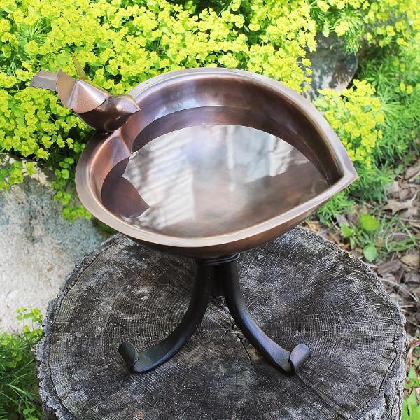 Heart Shaped Birdbath for Garden - Outdoor Decorative Bird Bath with Stand, Perfect for Attracting Birds to Your Backyard or Patio