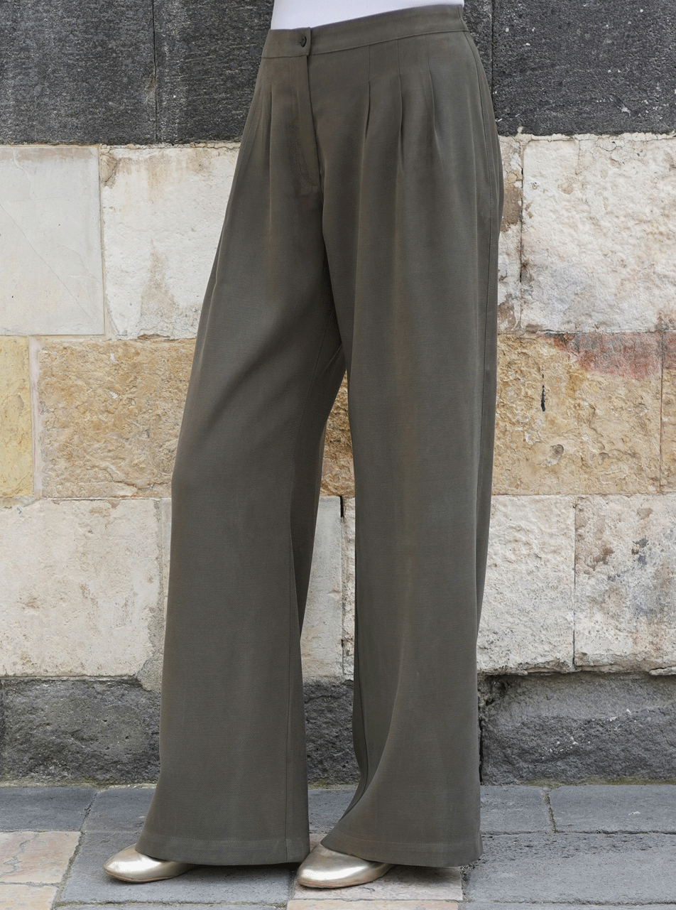 Stylish Triple Pleated Trousers for Men - Comfortable & Trendy Formal Pants for Office, Business & Special Occasions