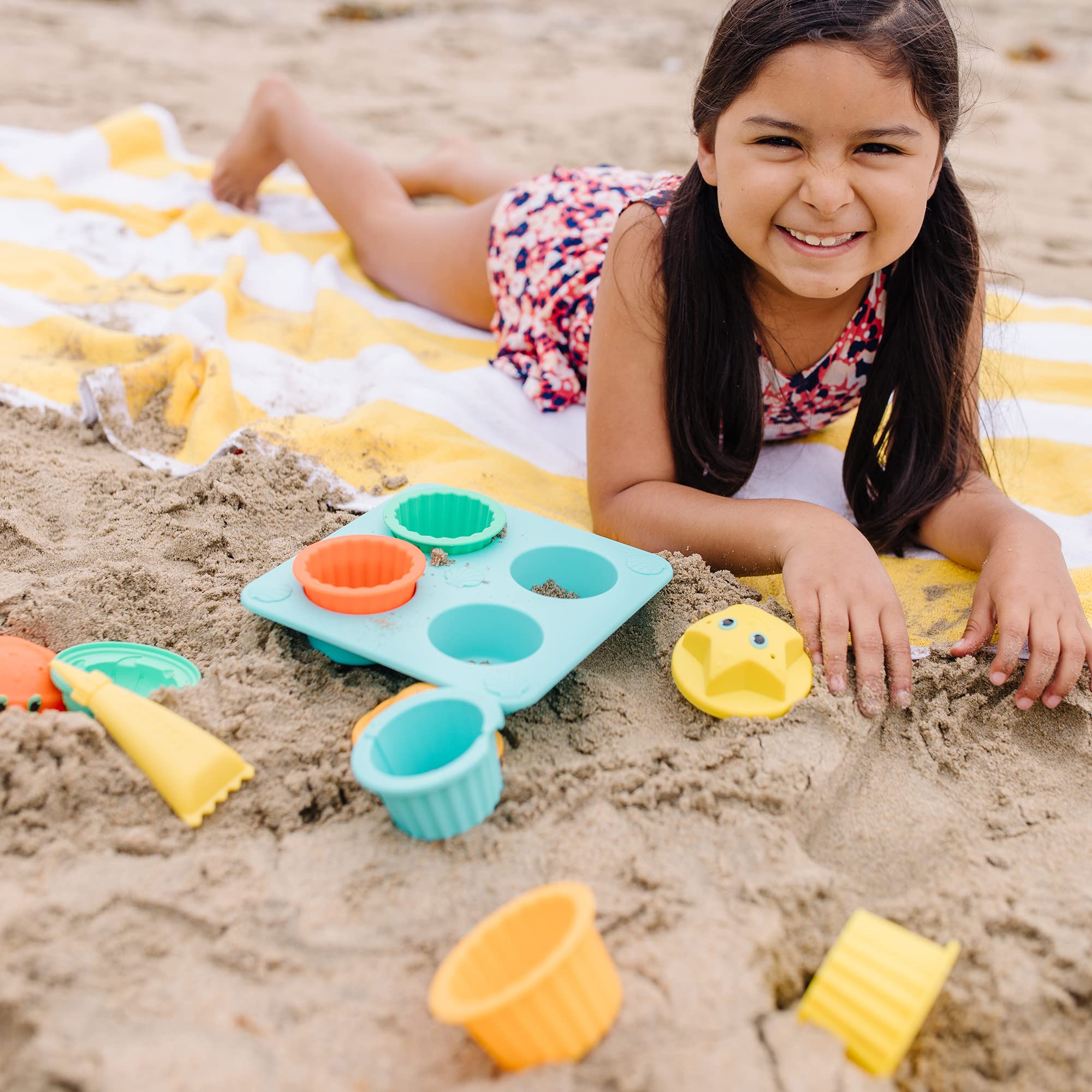 Melissa & Doug Sunny Patch Seaside Sidekicks Sand Cupcake Play Set - Beach Sand Toys for Toddlers & Kids Ages 3+, Outdoor Sandbox Toys for Pretend Baking & Creative Play - Perfect for Beach, Backyard & Playdates
