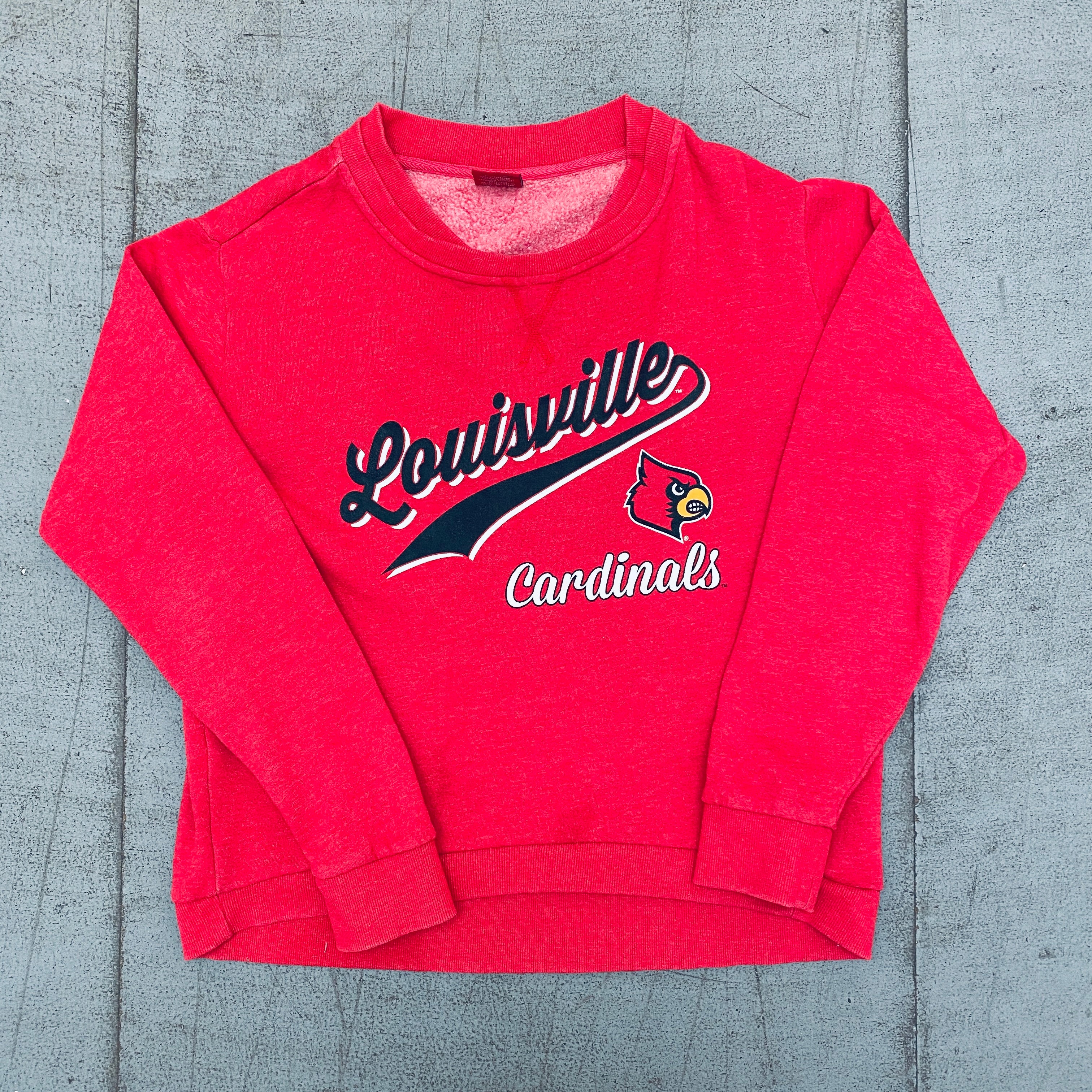 Louisville Cardinals 1990s Graphic Spellout Sweatshirt - Vintage NCAA Basketball Fan Apparel (S/M) - Perfect for Game Day, College Spirit Wear & Retro Fashion