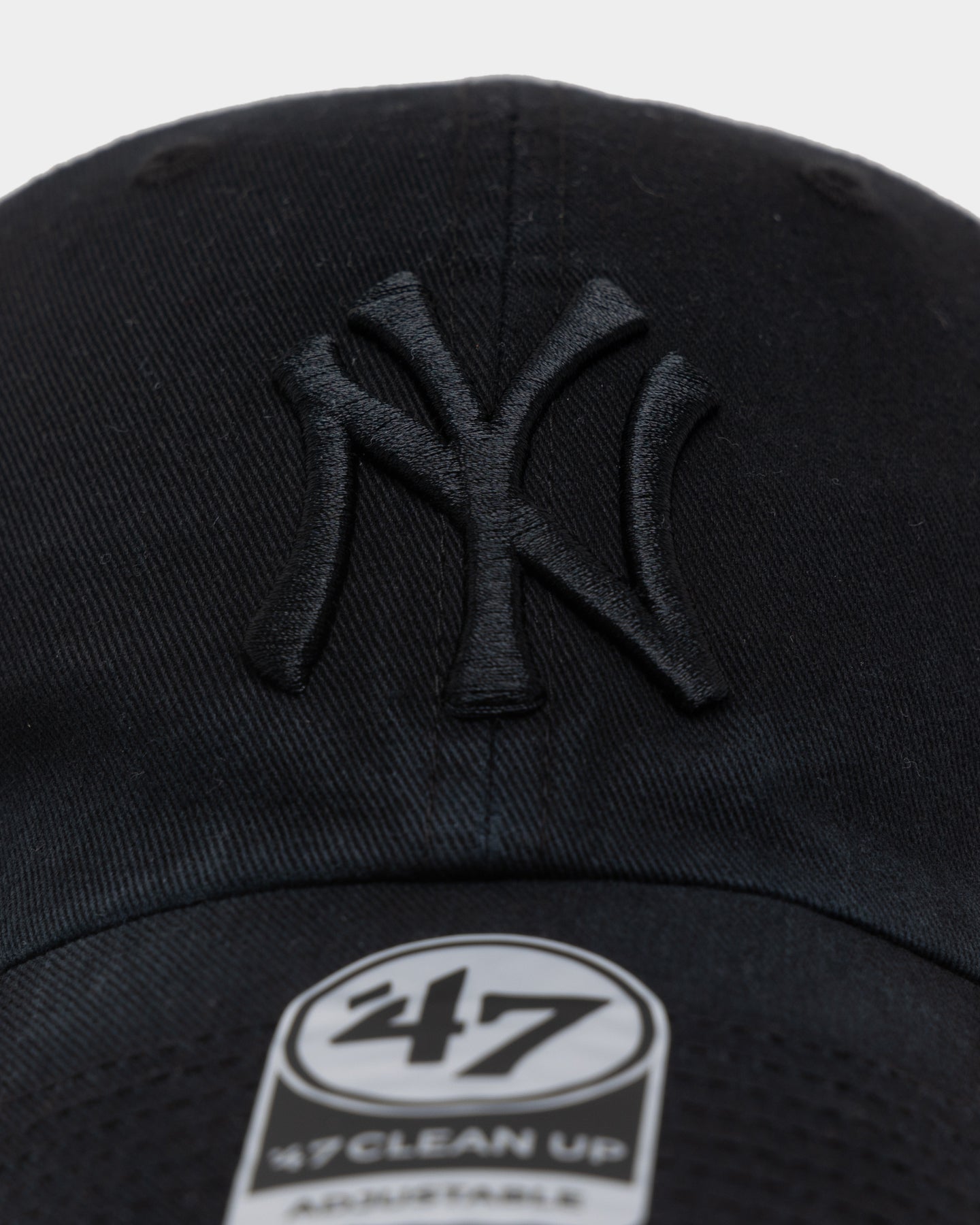New York Yankees 47 Brand Clean Up Strapback Hat - Black/Black Adjustable Snapback for Baseball Fans - Perfect for Games, Streetwear & Casual Outfits