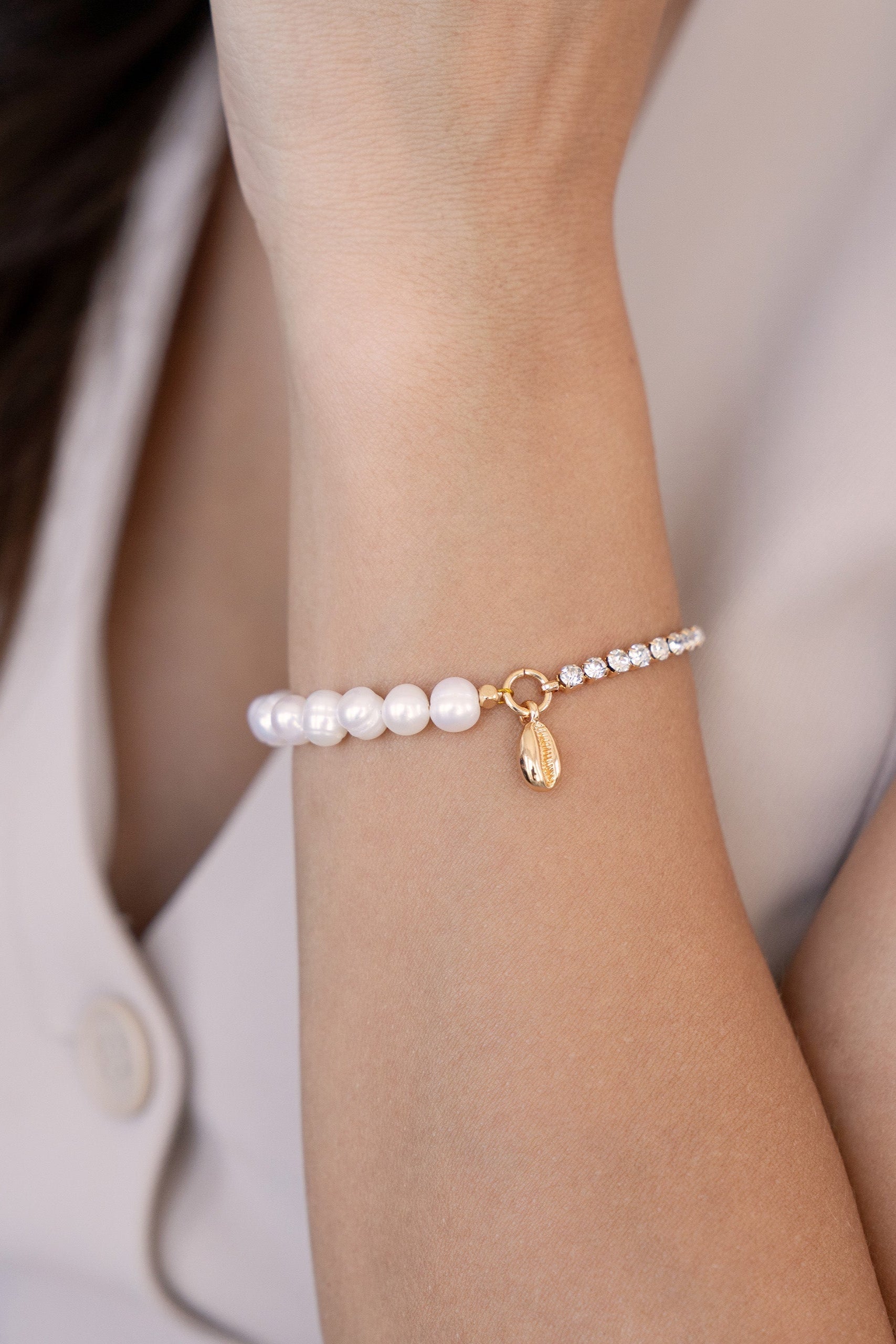Pearl and Crystal Shell Bracelet for Women - Elegant Beach Jewelry for Summer, Boho Fashion Accessory, Gift for Her - Perfect for Vacations, Weddings, and Parties