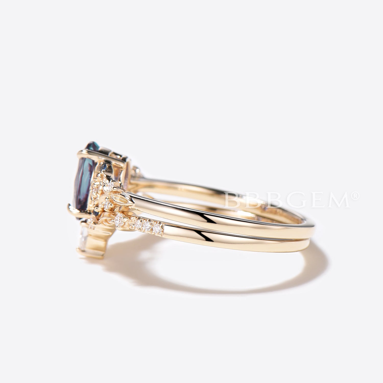 Exquisite Leaf Oval Alexandrite Engagement Ring with Diamond Accents – Floral Wedding Band for Women | Perfect for Proposals, Anniversaries & Bridal Jewelry