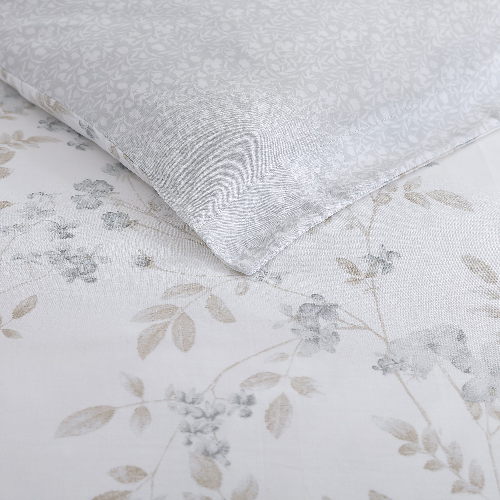 Laura Ashley Fawna Grey Quilt Cover Set - Queen Size Bedding Set with Pillow Shams, Soft Luxury Quilt Cover for Master Bedroom & Guest Room Decor