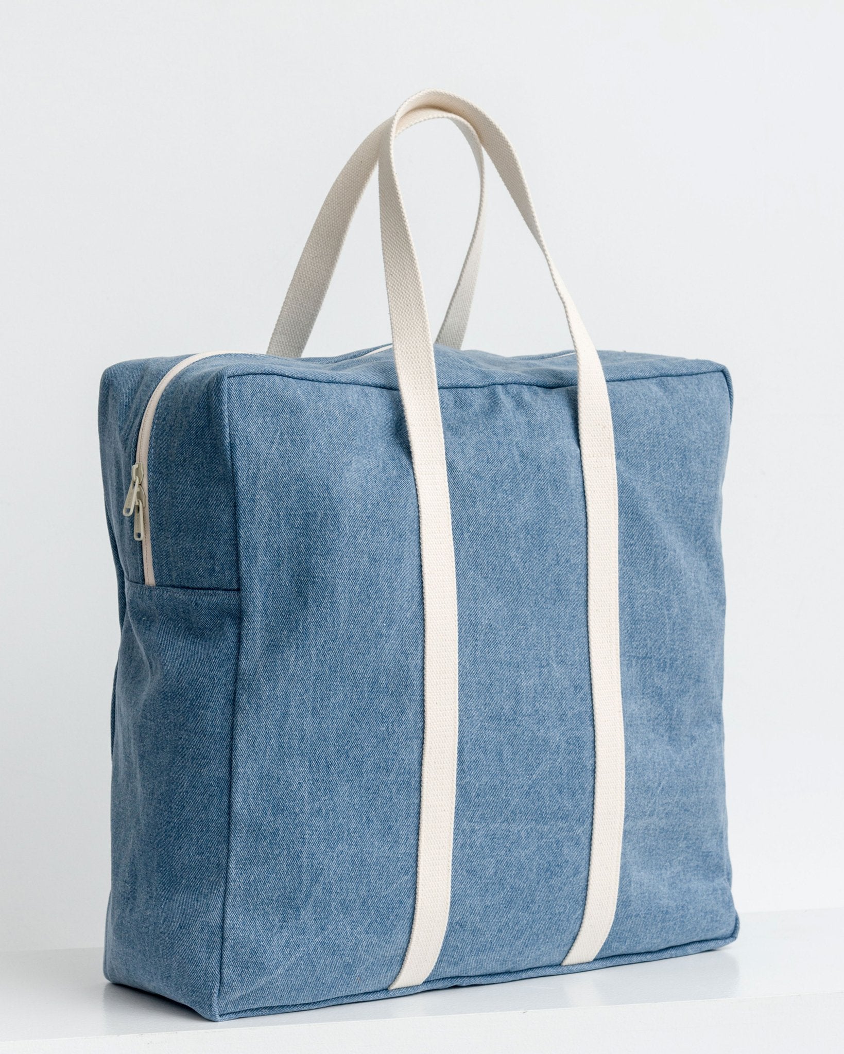 Baggu Safari Bag - Washed Denim Crossbody Tote for Women | Lightweight Travel & Everyday Use Purse | Casual Outing, Shopping & Beach Essentials Carrier