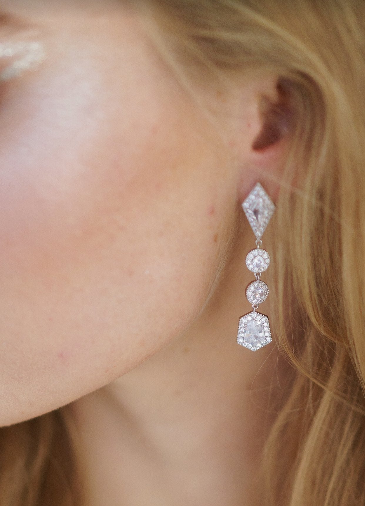 HOLLOWAY Simulated Diamond Drop Earrings for Women - Elegant Cubic Zirconia Dangle Earrings for Wedding, Party & Evening Wear - Hypoallergenic & Sparkling Jewelry Gift