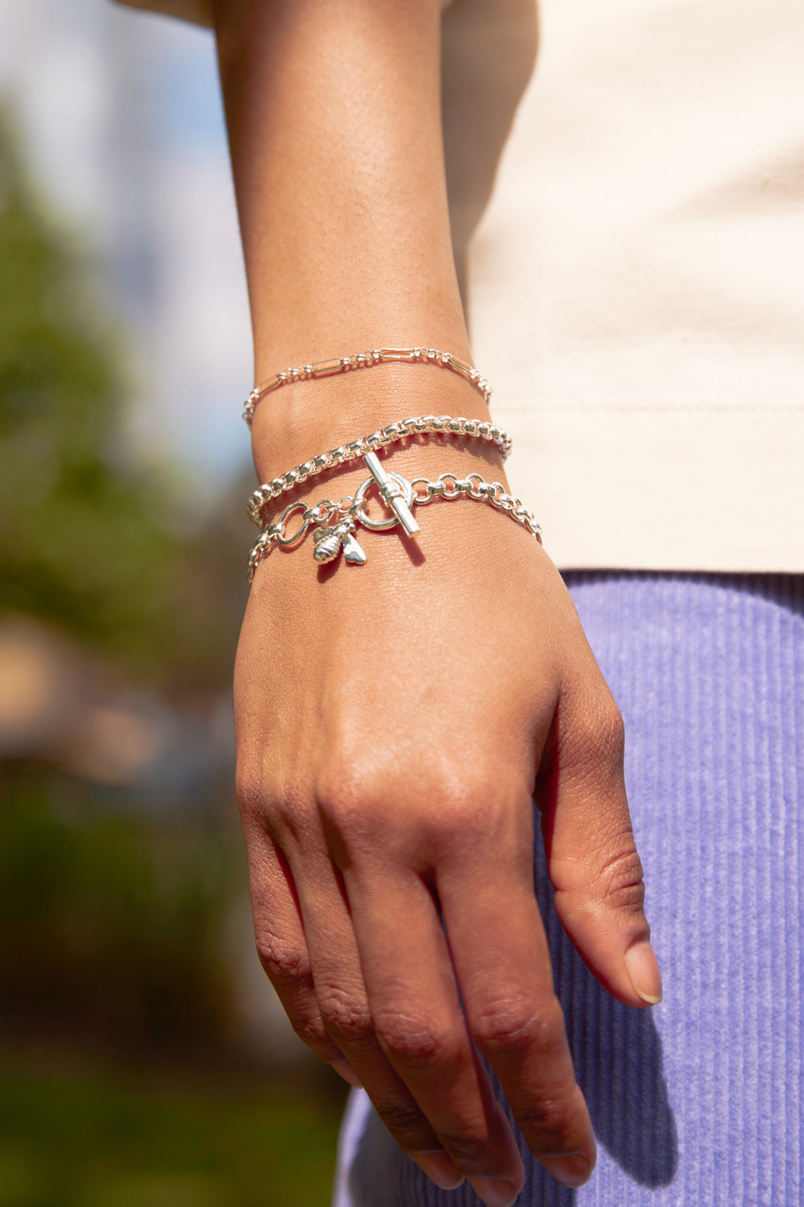 Bumble Bee T Bar Bracelet for Women - Elegant Gold Bee Charm Adjustable Bangle - Perfect for Casual Wear, Boho Fashion & Gift Giving