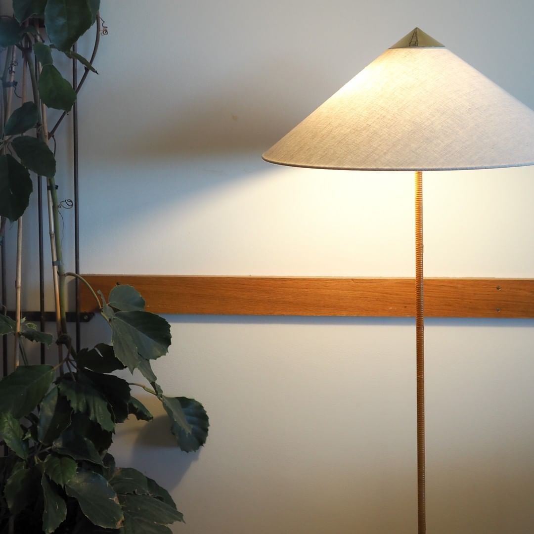 Modern Chinese Hat Floor Lamp - Stylish Rattan Shade for Living Room, Bedroom & Office Decor - Perfect for Cozy Ambiance and Reading Nook Lighting
