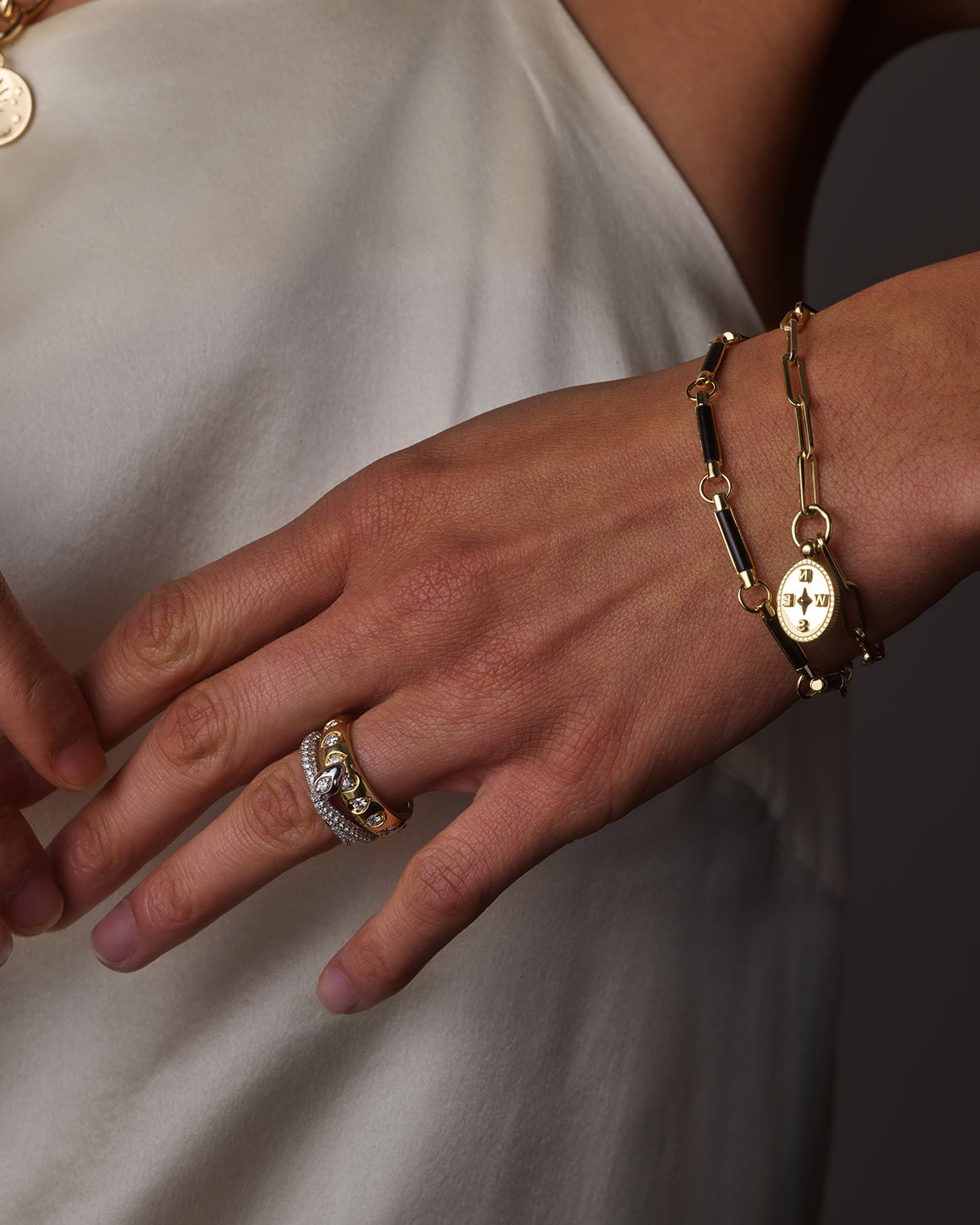 Classic FOB Clip Chain Bracelet with Internal Compass - Stylish Outdoor Adventure Accessory for Hiking, Camping & Travel