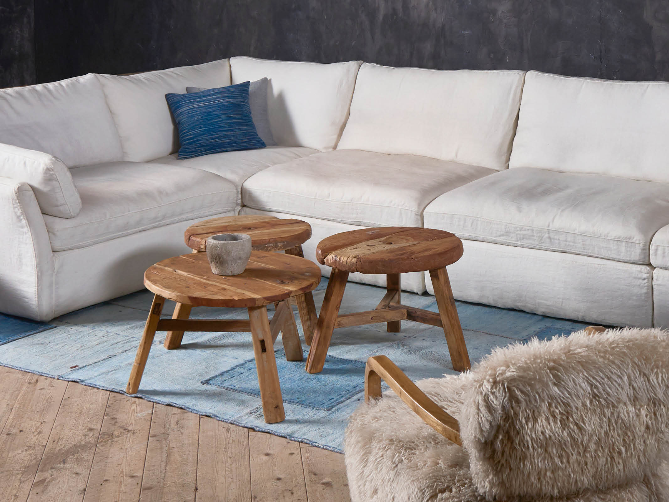 Reclaimed Wood Round Coffee Table - Rustic Farmhouse Style for Living Room, Lounge & Office - Eco-Friendly Home Decor Centerpiece