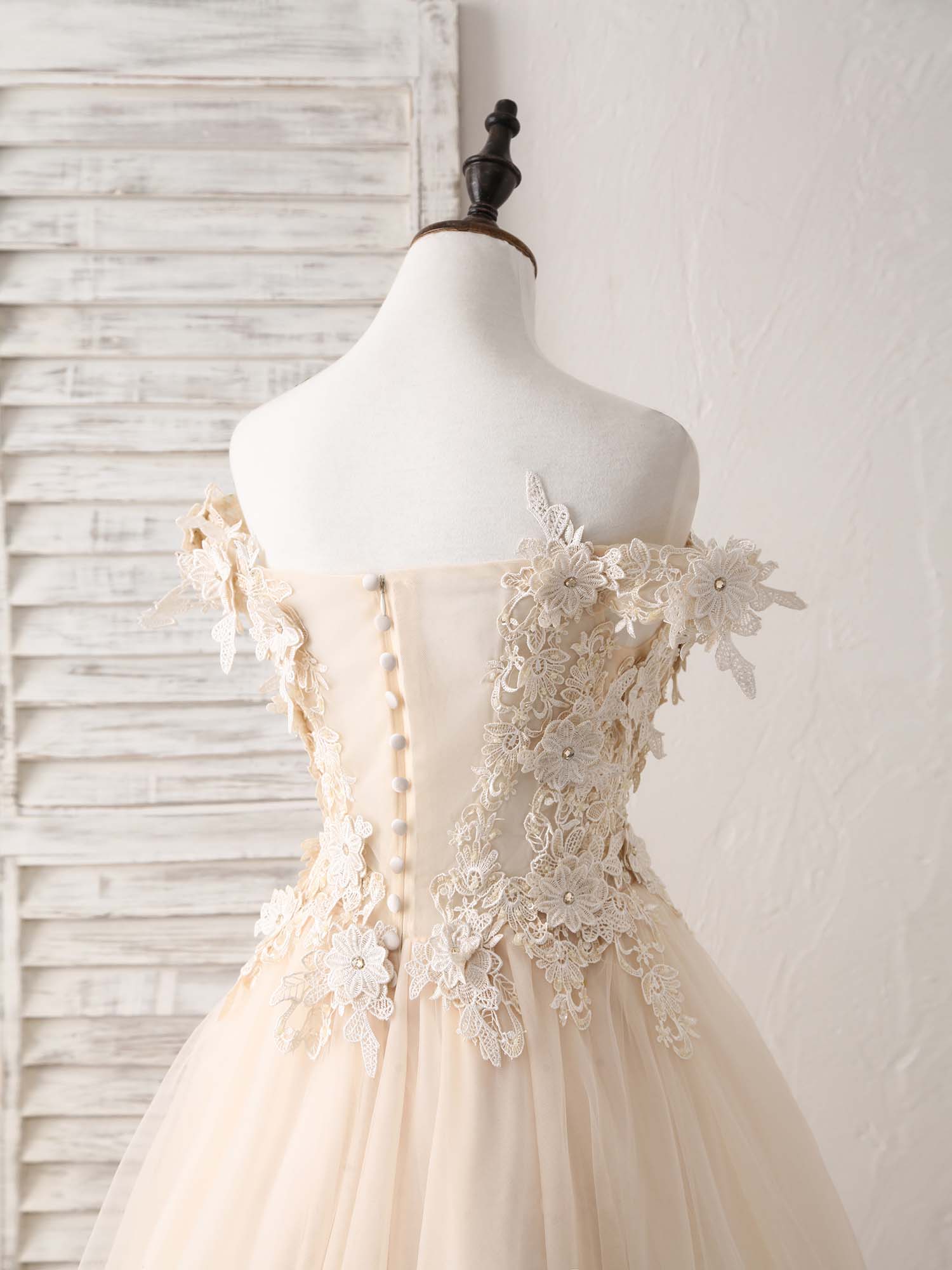 Elegant Champagne Lace Applique Tulle Long Prom Dress for Sweet 16 Party | Formal Evening Gown for Homecoming, Quinceañera & Special Occasions