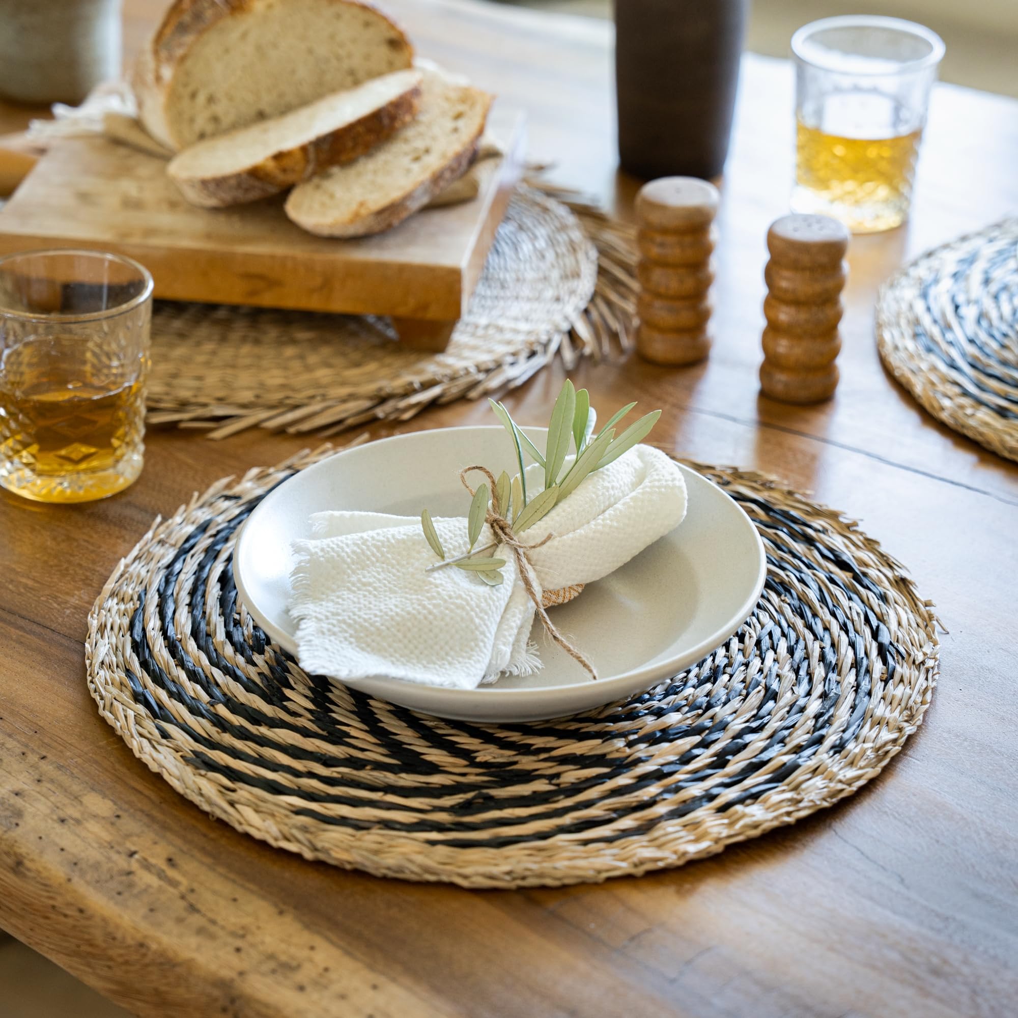Artera Round Woven Placemats Set of 6 - Natural Wicker Seagrass Braided Table Mats, Heat Resistant Non-Slip Handmade Straw Placemats for Dining Table, Kitchen, Outdoor Picnic & Home Decor