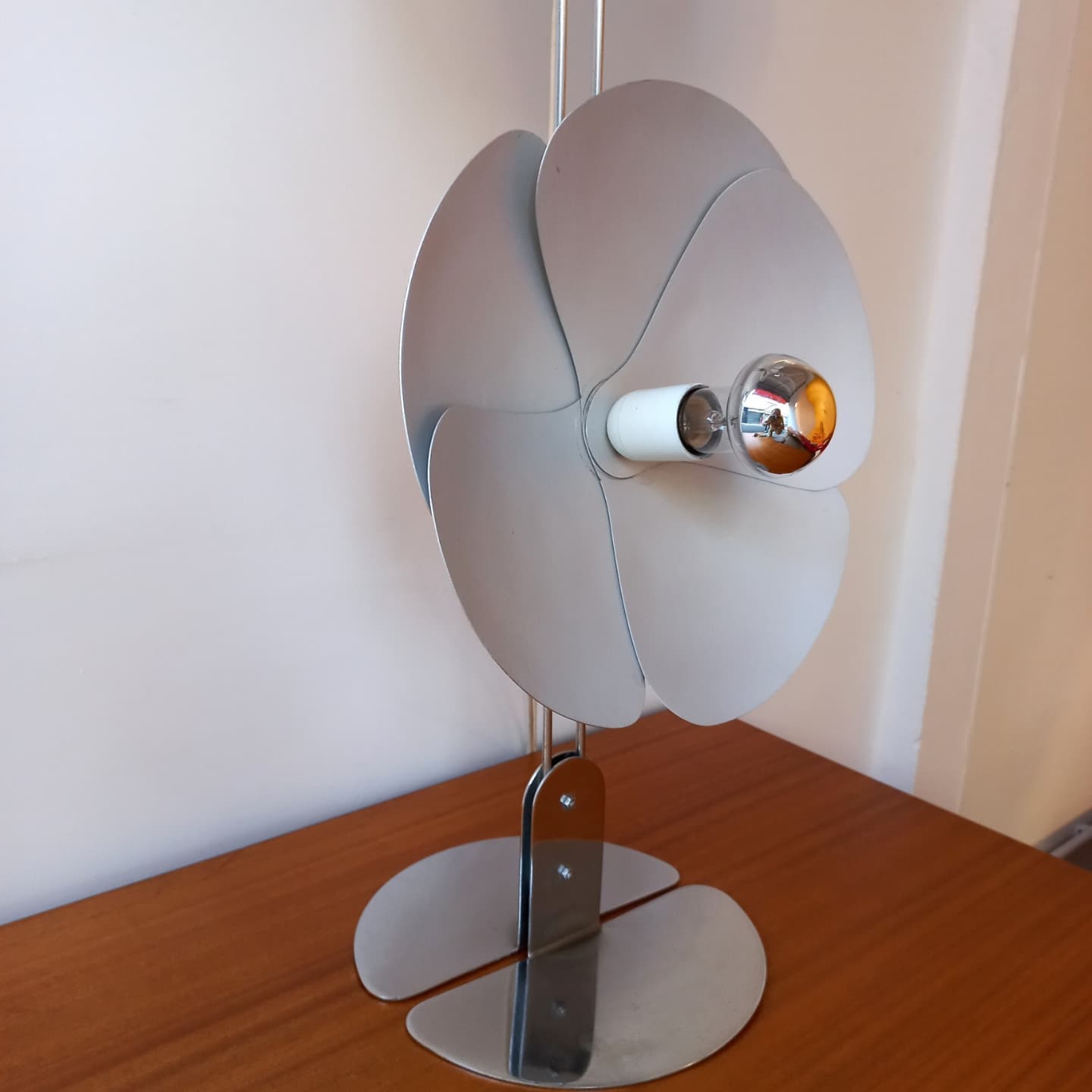 Elegant Flower Table Lamp - Decorative LED Night Light for Bedroom, Living Room, and Nursery - Perfect for Home Decor and Relaxing Ambience