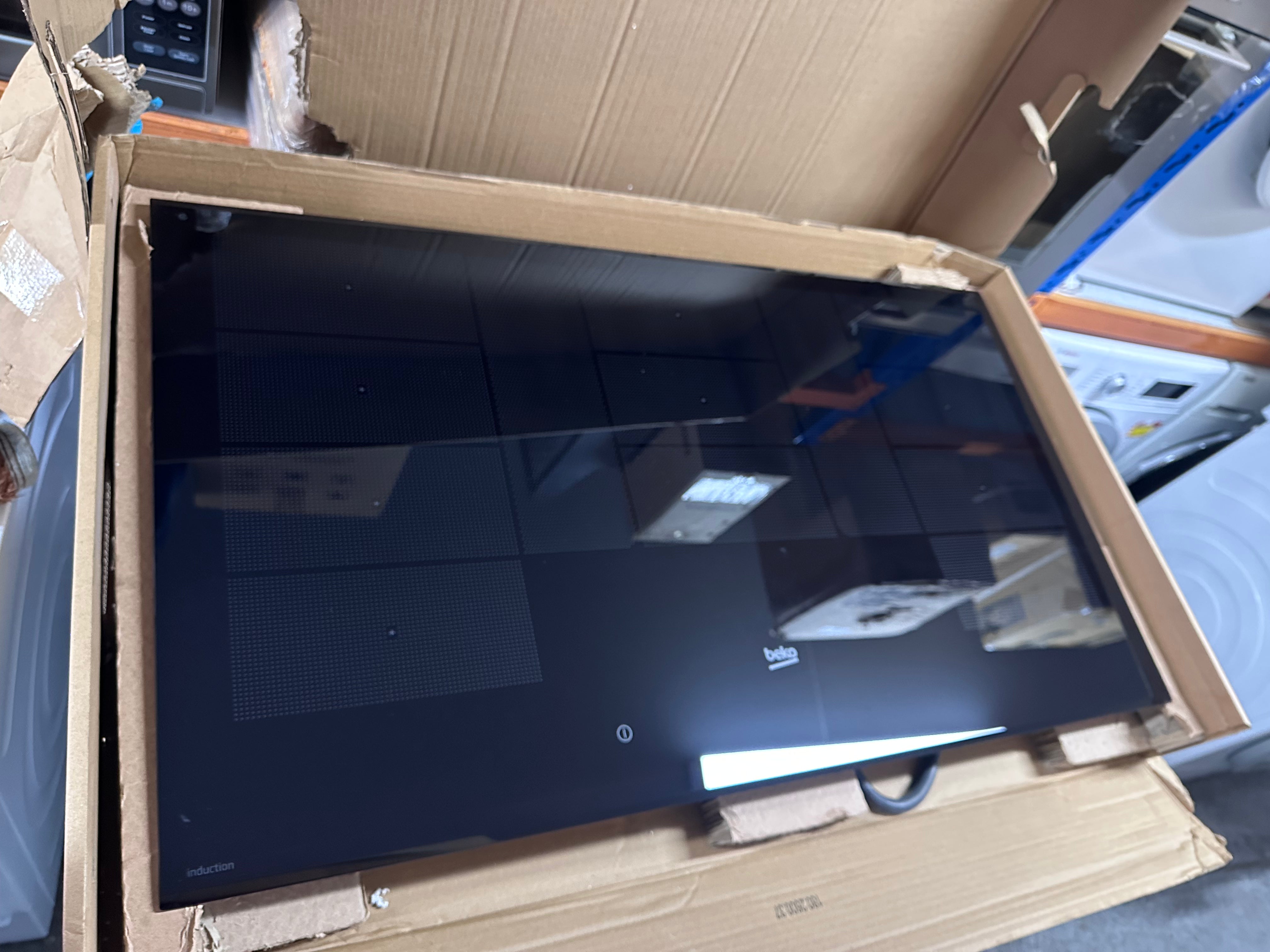 Beko BCT904IG 90cm Built-In Flexy Induction Cooktop with Luminous Controls - Scratch & Dent (Carton Damage) - Perfect for Modern Kitchens, Home Renovations & Professional Cooking Spaces