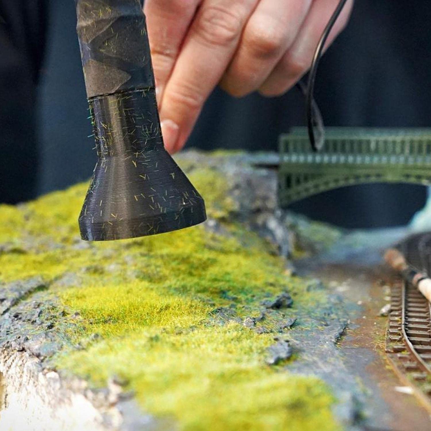 WWScenics Pro Grass Detailer Static Grass Applicator Starter Kit - Model Railway Scenery, Diorama & Flocking Tool for Realistic Grass Effects - Perfect for Train Sets, Wargaming & Miniature Landscapes