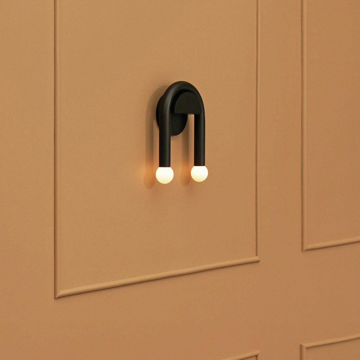 Modern C-Shaped Wall Lamp - Sleek LED Sconce Light for Bedroom, Living Room & Hallway - Dimmable Ambient Lighting for Home Decor & Cozy Atmosphere