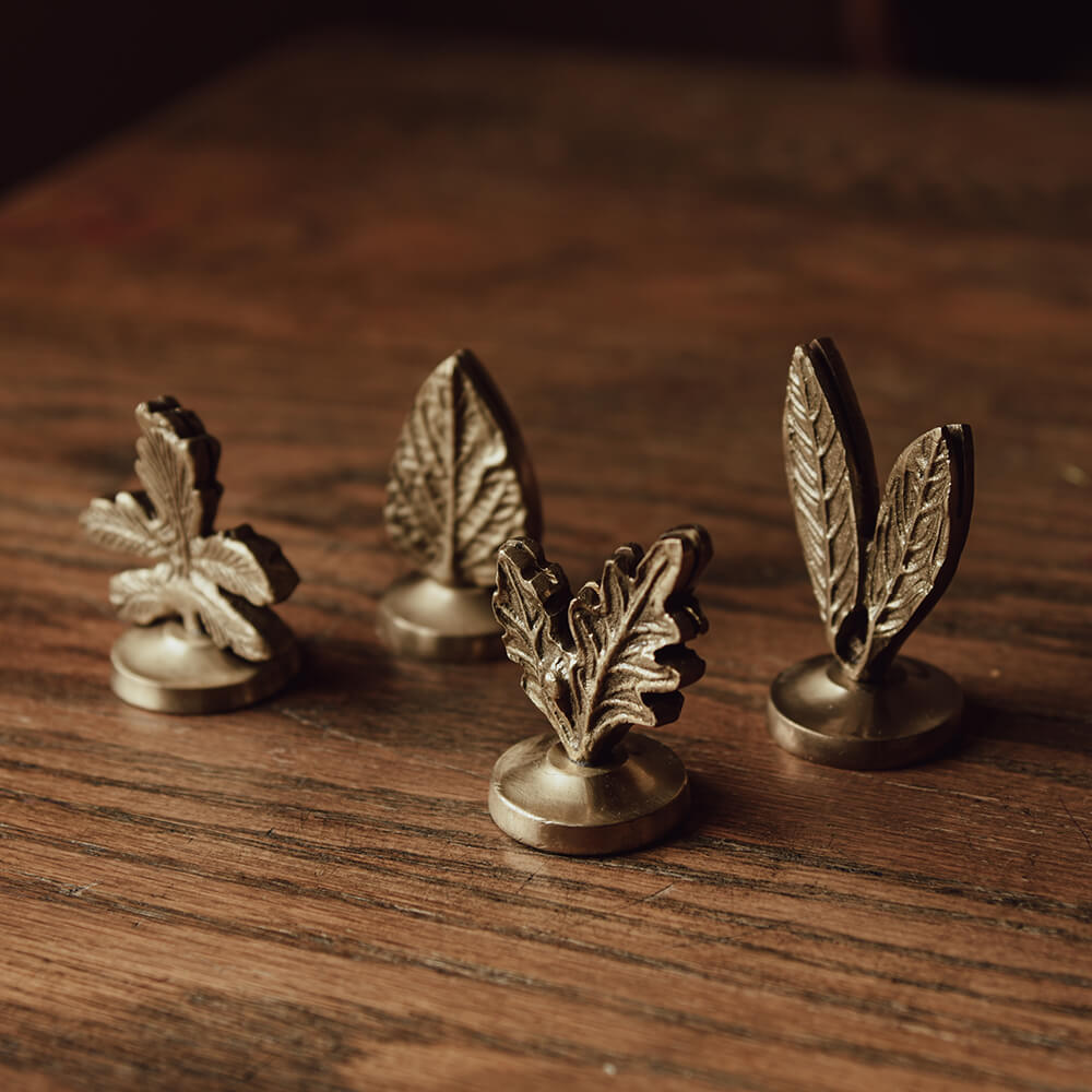 Elegant Brass Leaf Place Card Holders - Set of 4 for Wedding, Party, and Table Decorations