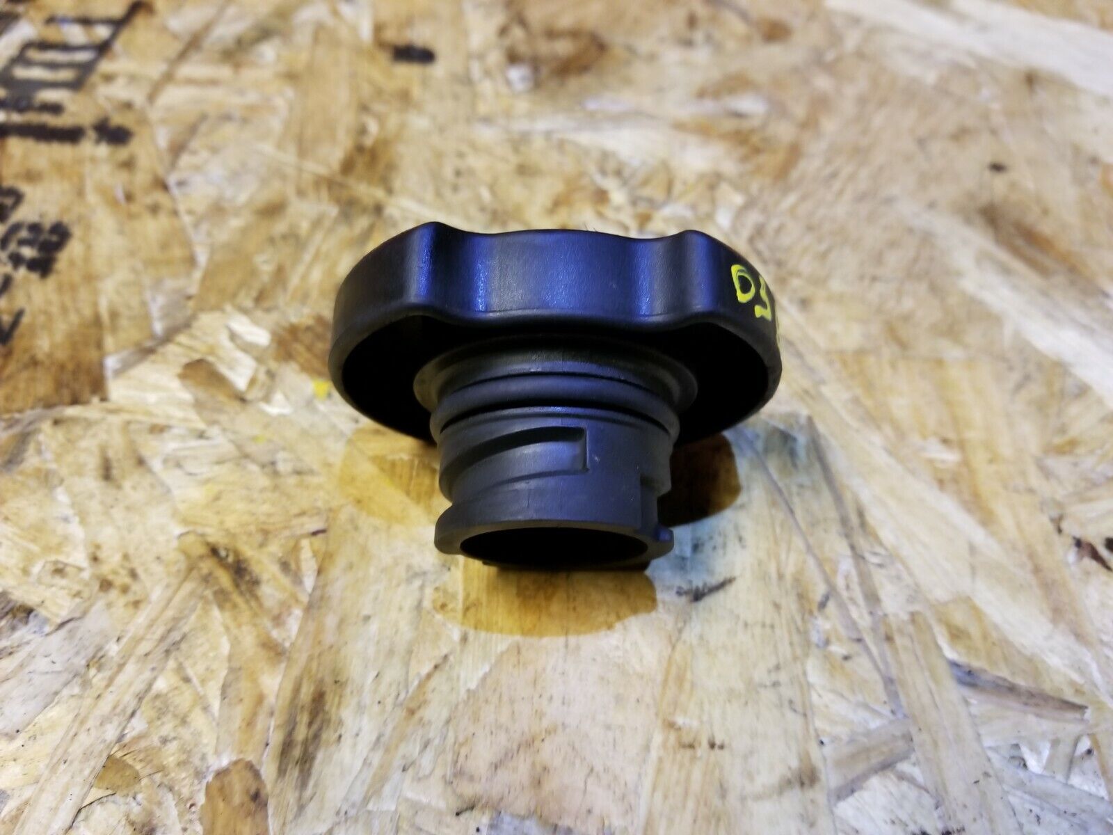 02-07 Ford Escape 3.0L Engine Oil Filler Cap Replacement - OEM Quality Part for 2002-2007 Ford Escape - Perfect for DIY Oil Changes & Engine Maintenance