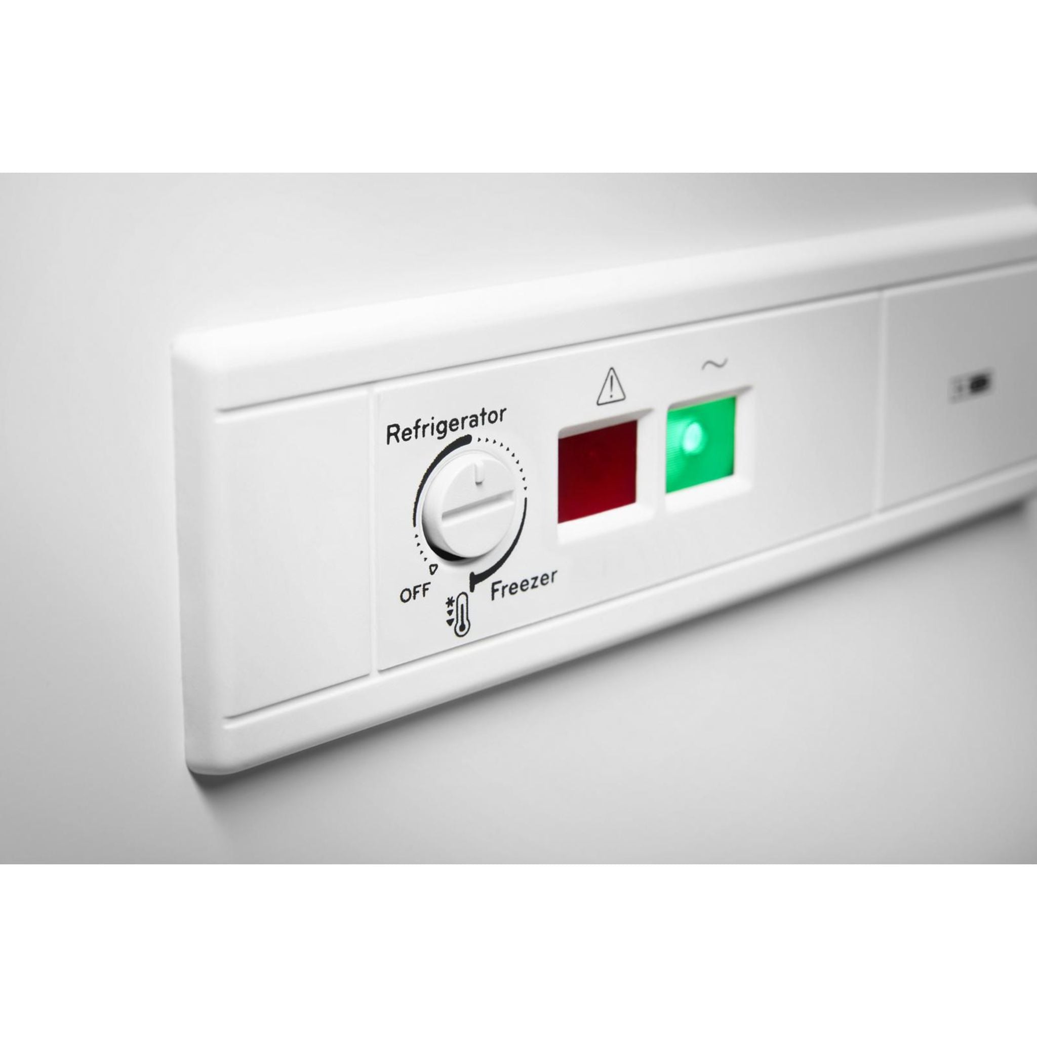 Amana AZC5216LW 7.0 Cu. Ft. Chest Freezer in White - Energy Efficient, Deep Freeze Storage for Home, Garage, or Basement - Perfect for Bulk Food, Meat, and Frozen Goods