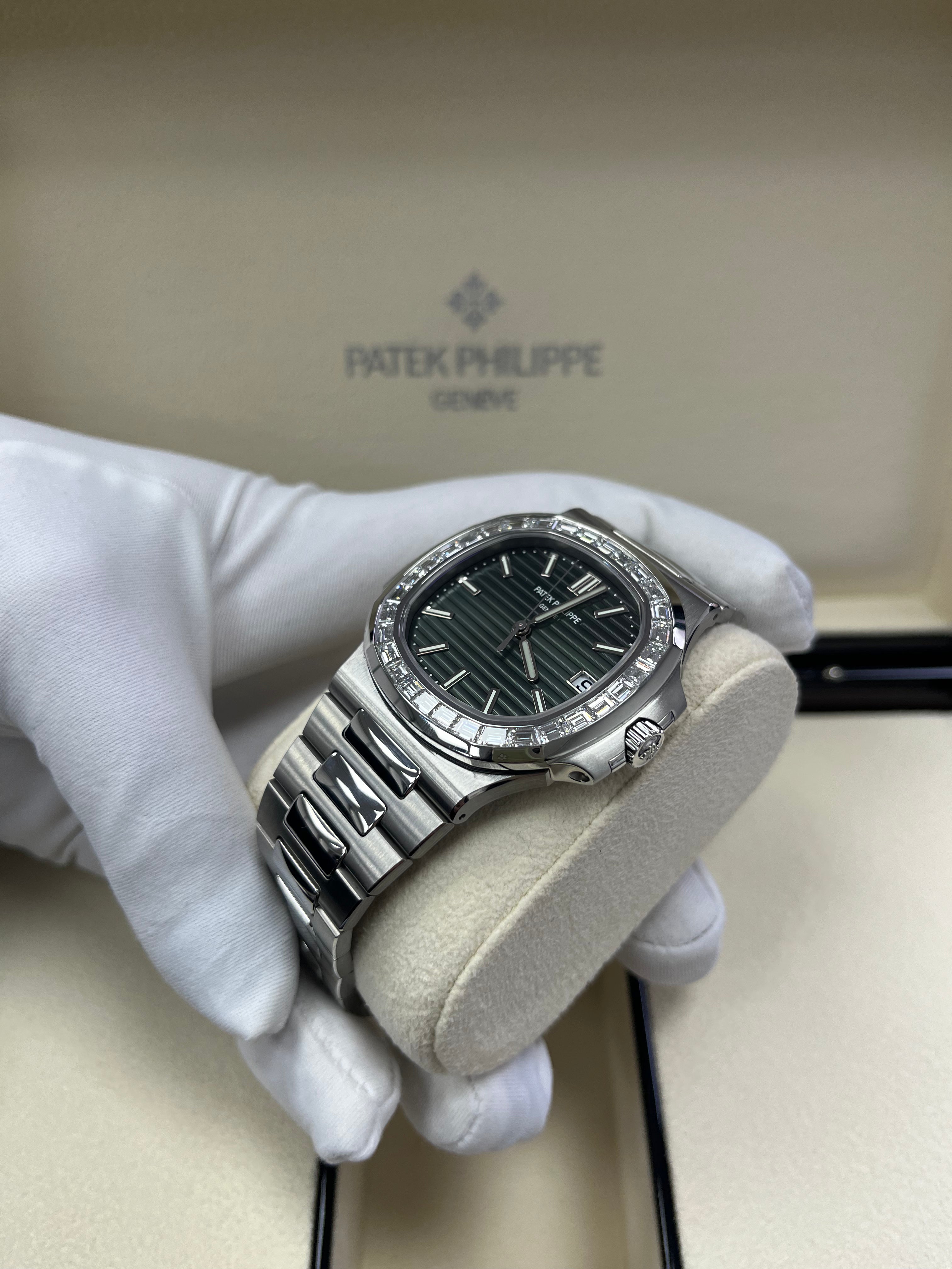 Patek Philippe Nautilus 5711/1300A-001 Luxury Watch with Green Dial - Perfect for Business Meetings & Formal Events