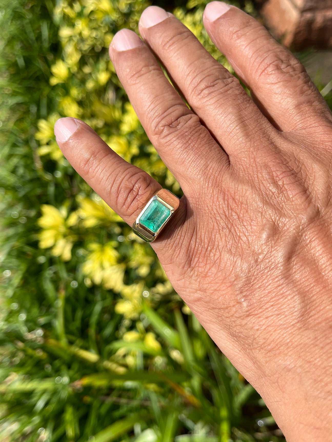 3.68 Carats Bezel-Set Colombian Emerald Cut Signet Ring in 18K Gold – Perfect for Weddings, Anniversaries & Luxury Gifts