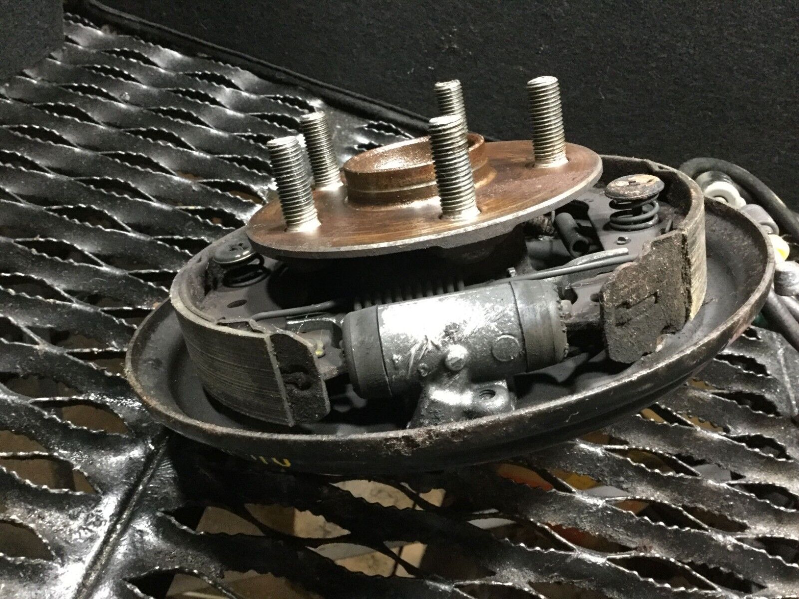 2004-2009 Toyota Prius Rear Left Driver Side Spindle Knuckle Hub Assembly - OEM Replacement Part for Smooth Driving & Wheel Alignment