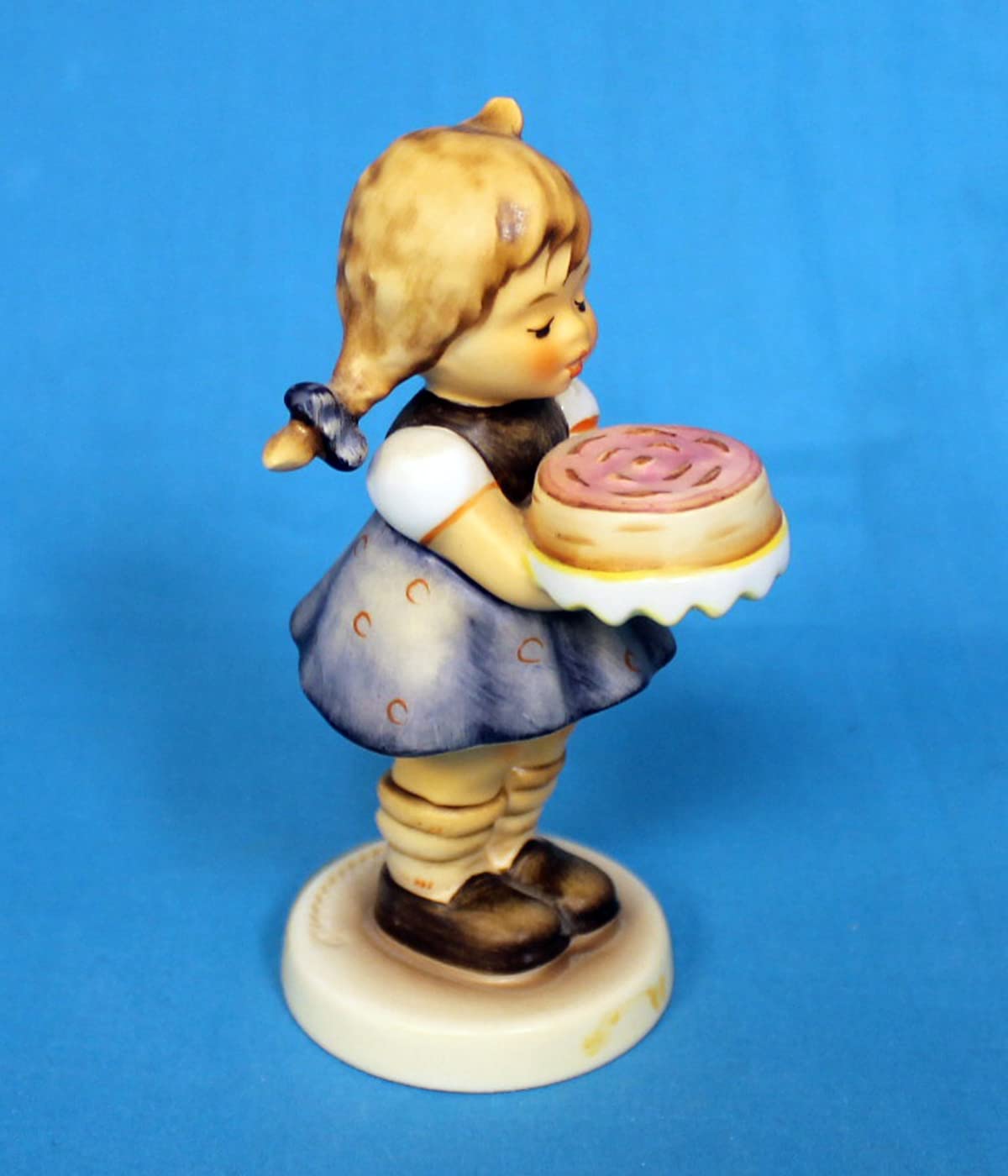 Hummel Figurine 541 - Sweet As Can Be Collectible Porcelain Statue | Perfect for Home Decor, Gift Giving & Collectors