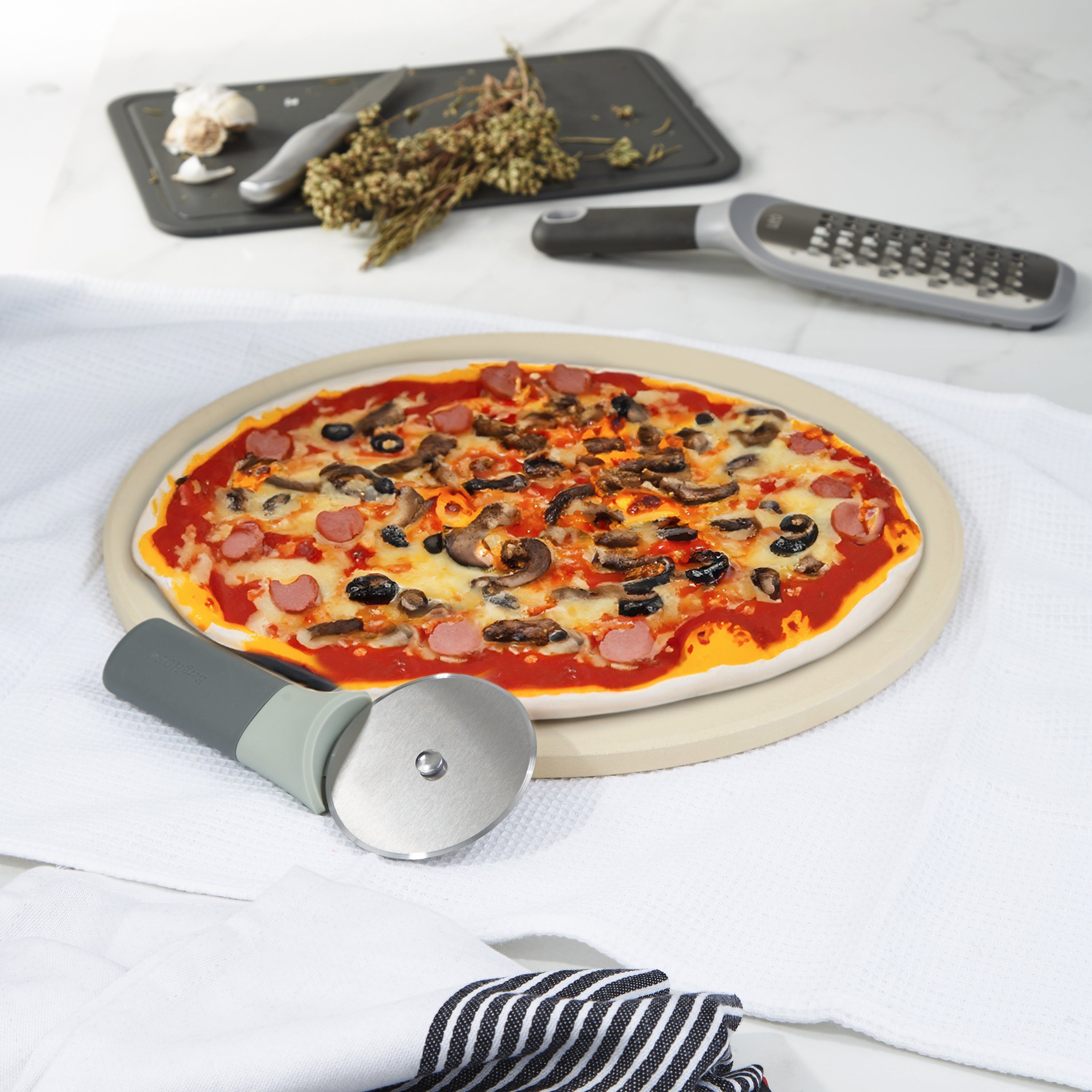 BergHOFF Leo Balance 14-Inch Pizza Stone with Pizza Cutter Set – Large Baking Stone for Perfect Homemade Pizza, Bread & Desserts – Ideal for Oven, Grill & Outdoor Cooking