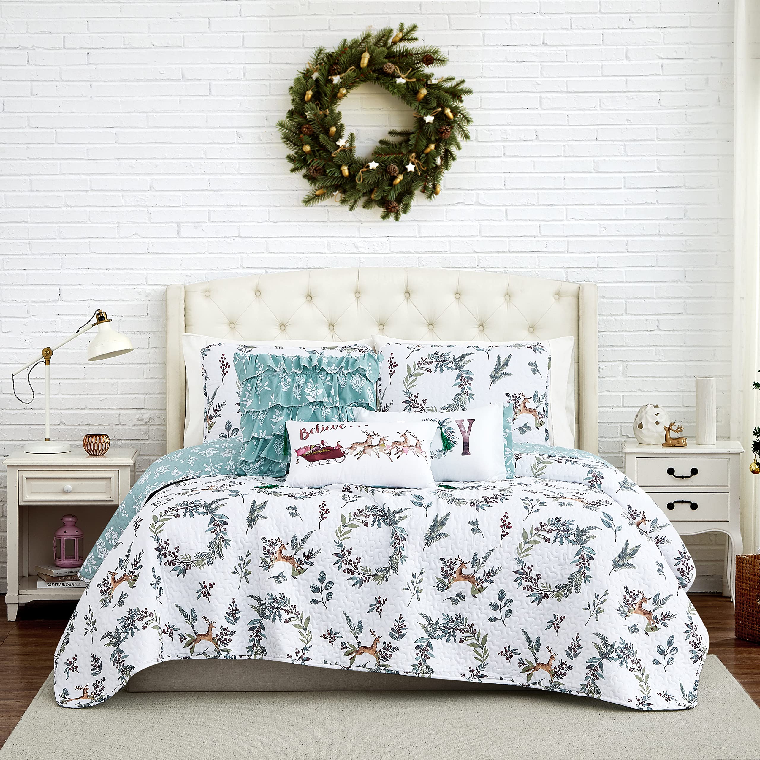 Southshore Fine Living 6-Piece Reversible King/California King Christmas Quilt Set with Pillow Shams & Throw Pillows - Holiday Wreath & Reindeer Print Bedding in White/Green - Cozy Winter Bedroom Decor for Festive Season