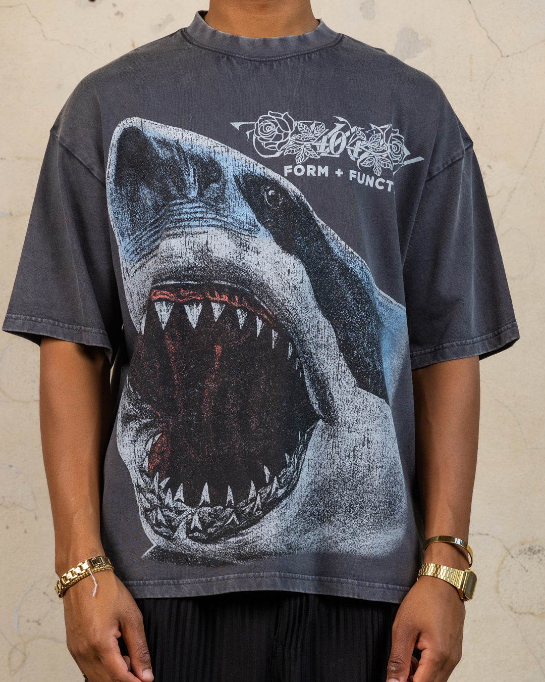 404 Riptide Vintage Graphic T-Shirt - Charcoal Gray Cotton Tee for Men - Casual Streetwear & Retro Style Outfits