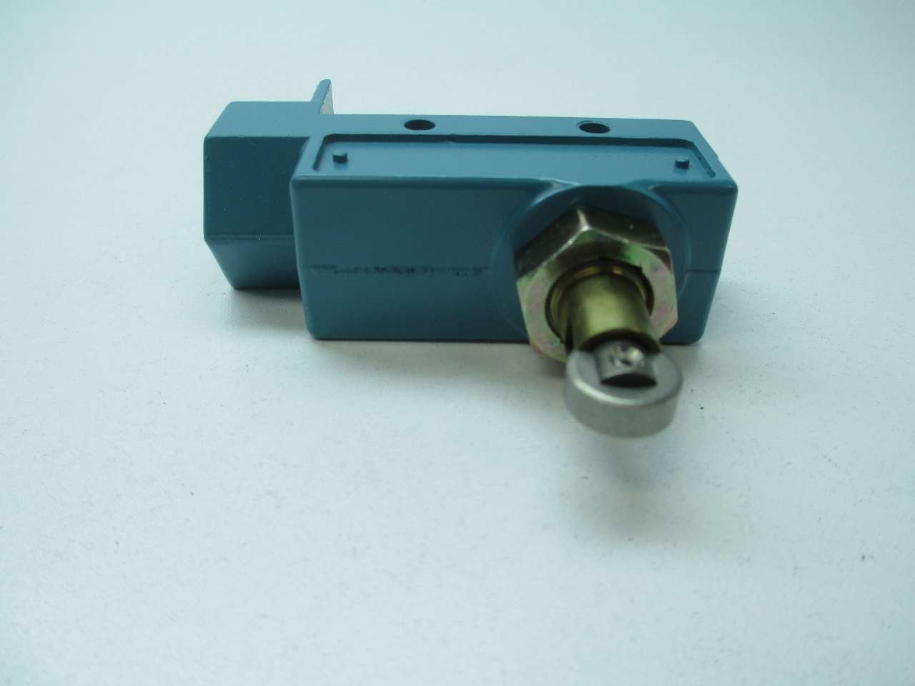 Honeywell S&C BZE6-2RQ8 Limit Switch with Top Roller Plunger - SPDT Electrical Switch for Industrial Automation & Machinery Control