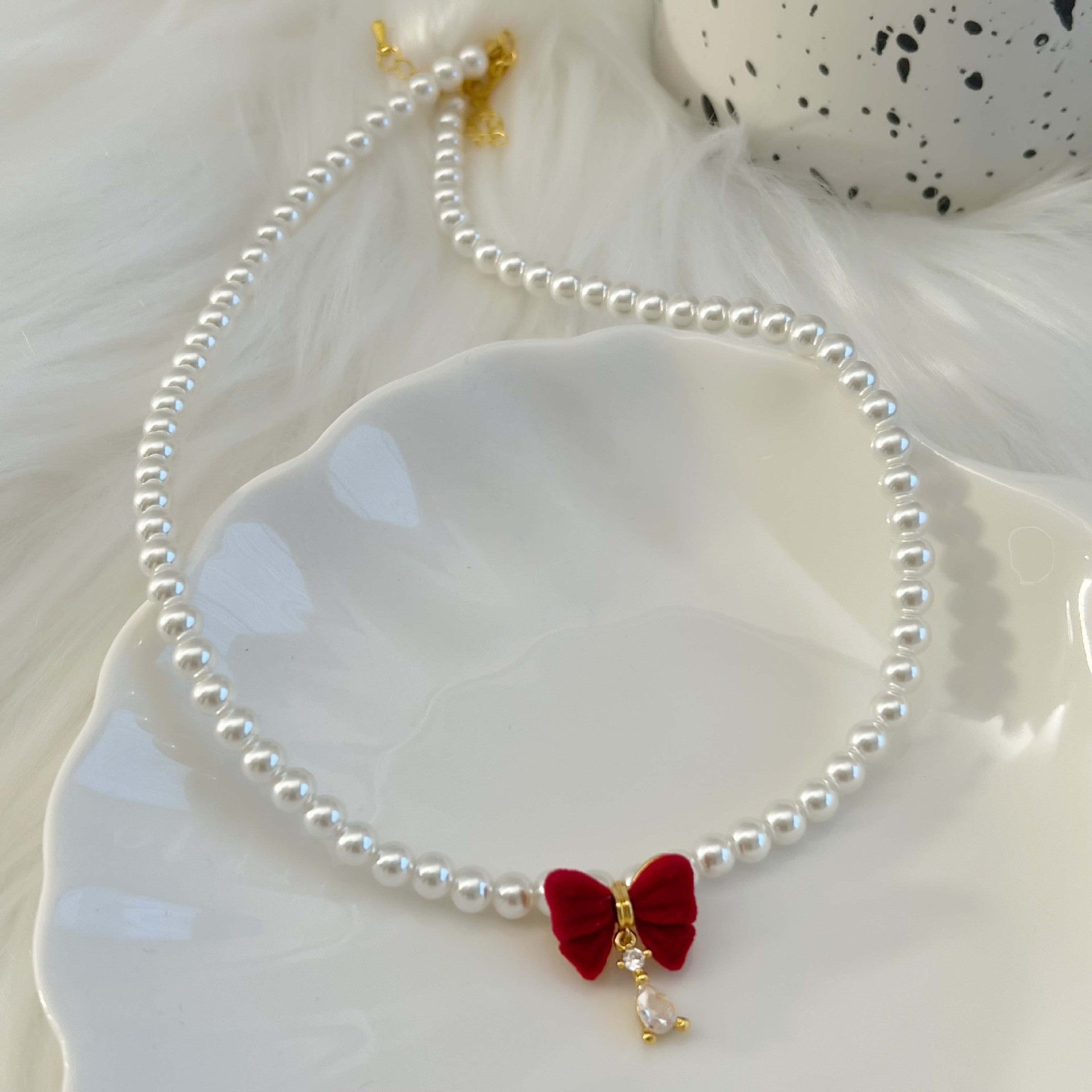 Elegant Red Bow Pearl Beaded Choker Necklace for Women - Vintage Fashion Jewelry Gift for Brides, Prom, Parties & Special Occasions
