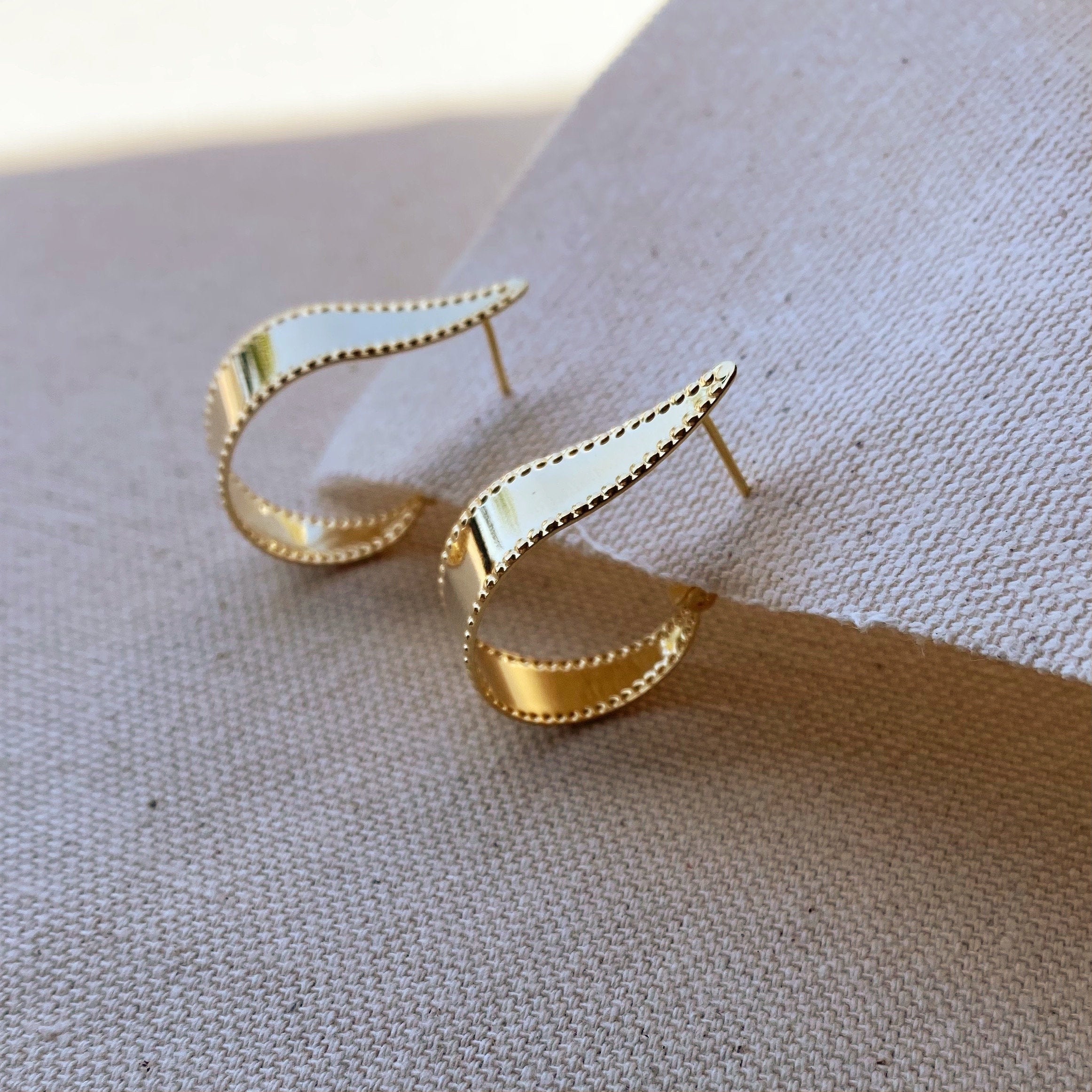 18K Gold Filled Hoop Earrings for Women - Classic Circle Huggie Earrings for Everyday Wear, Gift Giving & Special Occasions