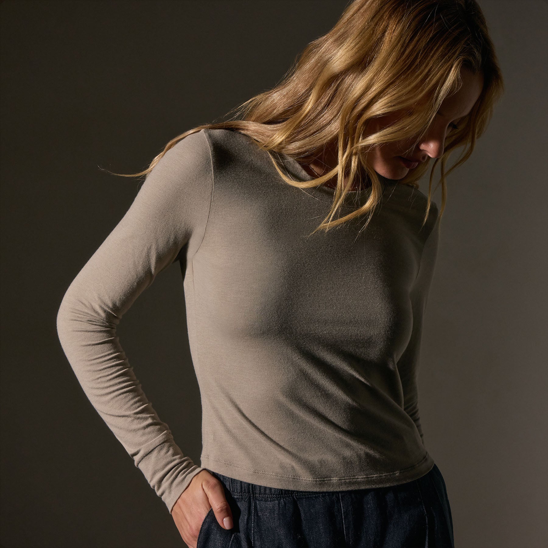 Long Sleeve Cropped T-Shirt for Women | Trendy Oversized Fit | Casual Streetwear & Layering Essential | Perfect for Fall Outfits and Coffee Dates