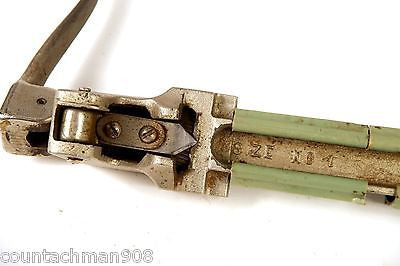 Edlund #1 Manual Can Opener - Heavy Duty Commercial Grade Kitchen Tool for Restaurants, Camping & Home Use