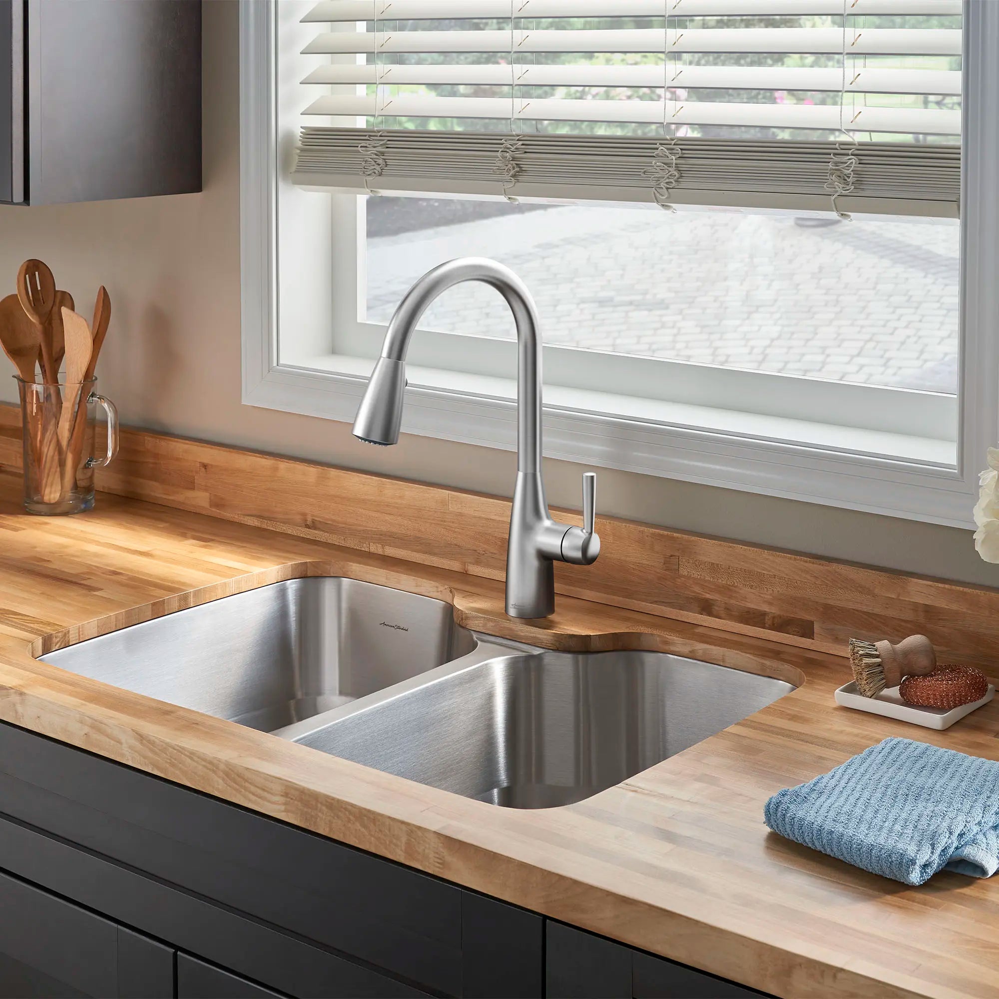 Fairbury® Single Handle Pull Down Kitchen Faqaucet with Dual Spray - 1.8 GPM (6.8 L/min) Water Flow, Lever Handle Design - Perfect for Modern Home Kitchen Sink, Dishwashing & Food Prep
