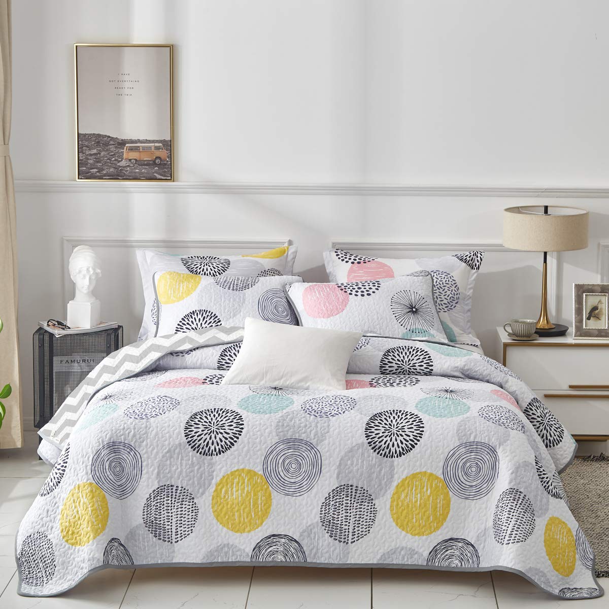 UOZZI BEDDING 3-Piece Reversible Quilt Set King Size 102x90 Inches - Soft Microfiber Lightweight Coverlet Bedspread, Summer Comforter Set for All Seasons with Colorful Dots (1 Quilt + 2 Shams) - Perfect for Master Bedroom, Guest Room & Dorm Decor