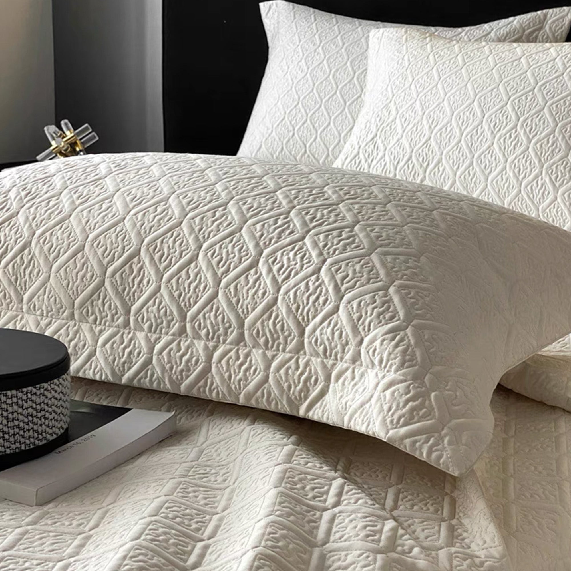 Luxury Diamond Quilt Set Queen Size - 3 Piece Bedding Set with Soft Microfiber - Perfect for Master Bedroom, Guest Room & Cozy Home Decor