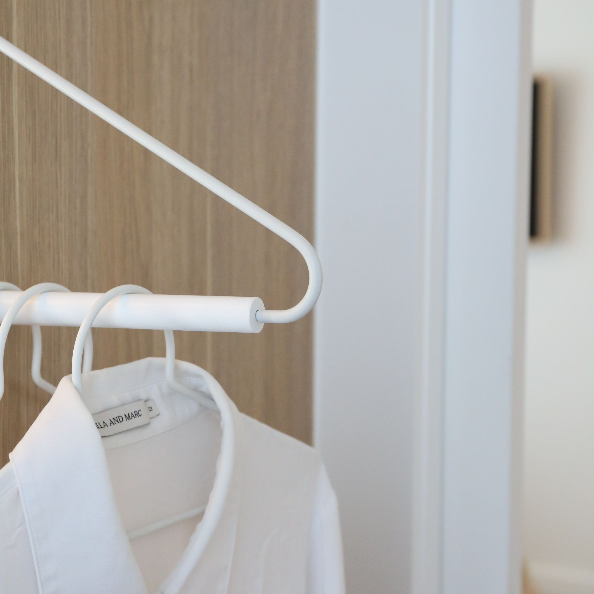 DESIGNSTUFF White Curve Clothes Rack - Freestanding Garment Rack for Bedroom, Closet & Laundry Room Organization | Space-Saving Clothing Storage Solution