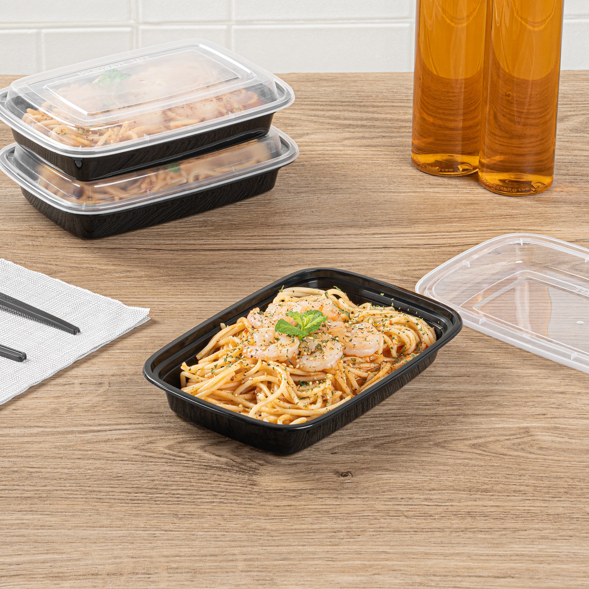 16 oz Black Rectangle Plastic Food Storage Container with Clear Lid - Microwave Safe (7.75