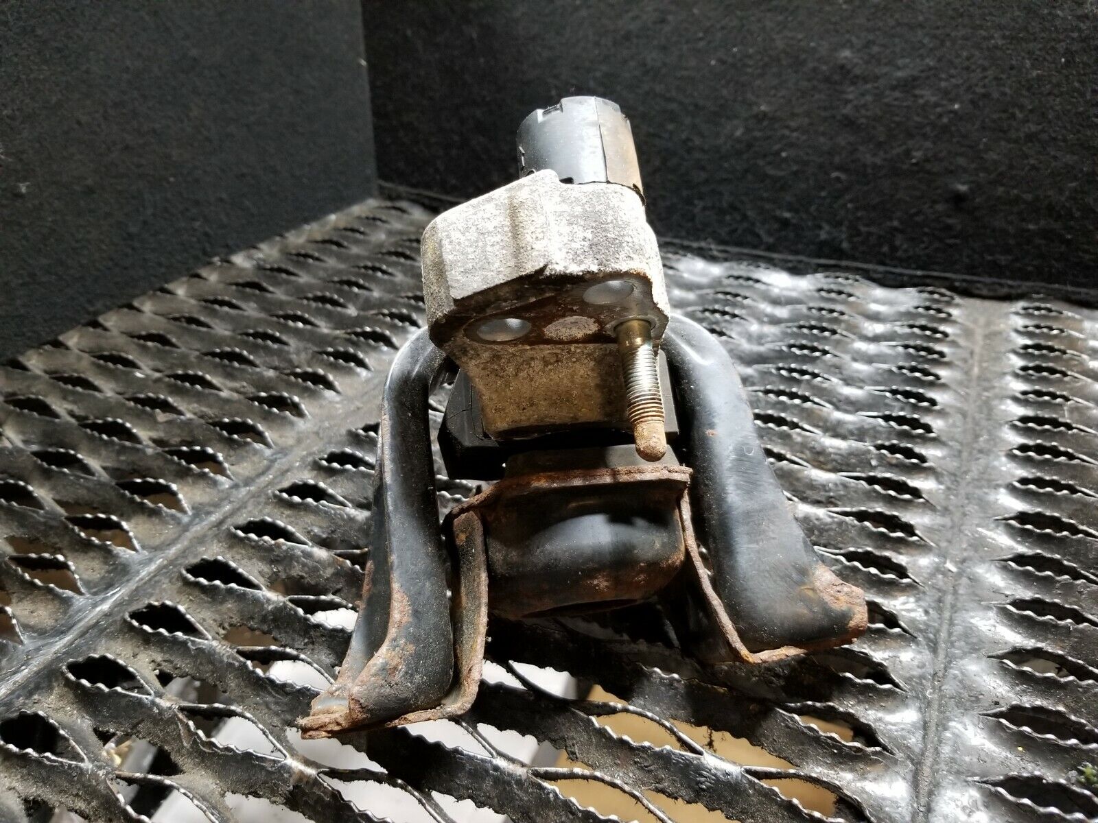04 05 06 Scion XA Engine Motor Mount Replacement - OEM Quality - Perfect for Engine Vibration Reduction & Smooth Driving Experience