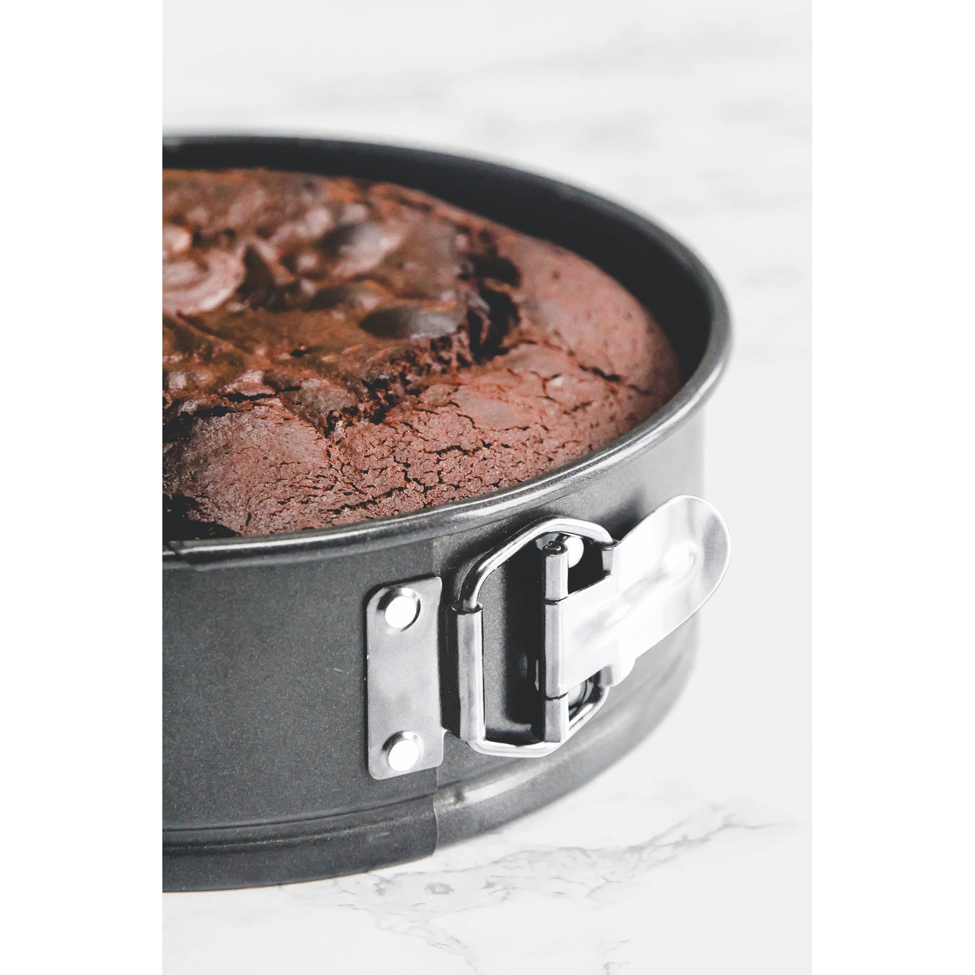 Non-Stick 23cm Springform Pan with Removable Bottom - Perfect for Cheesecakes, Cakes & Baking | MasterClass Premium Bakeware