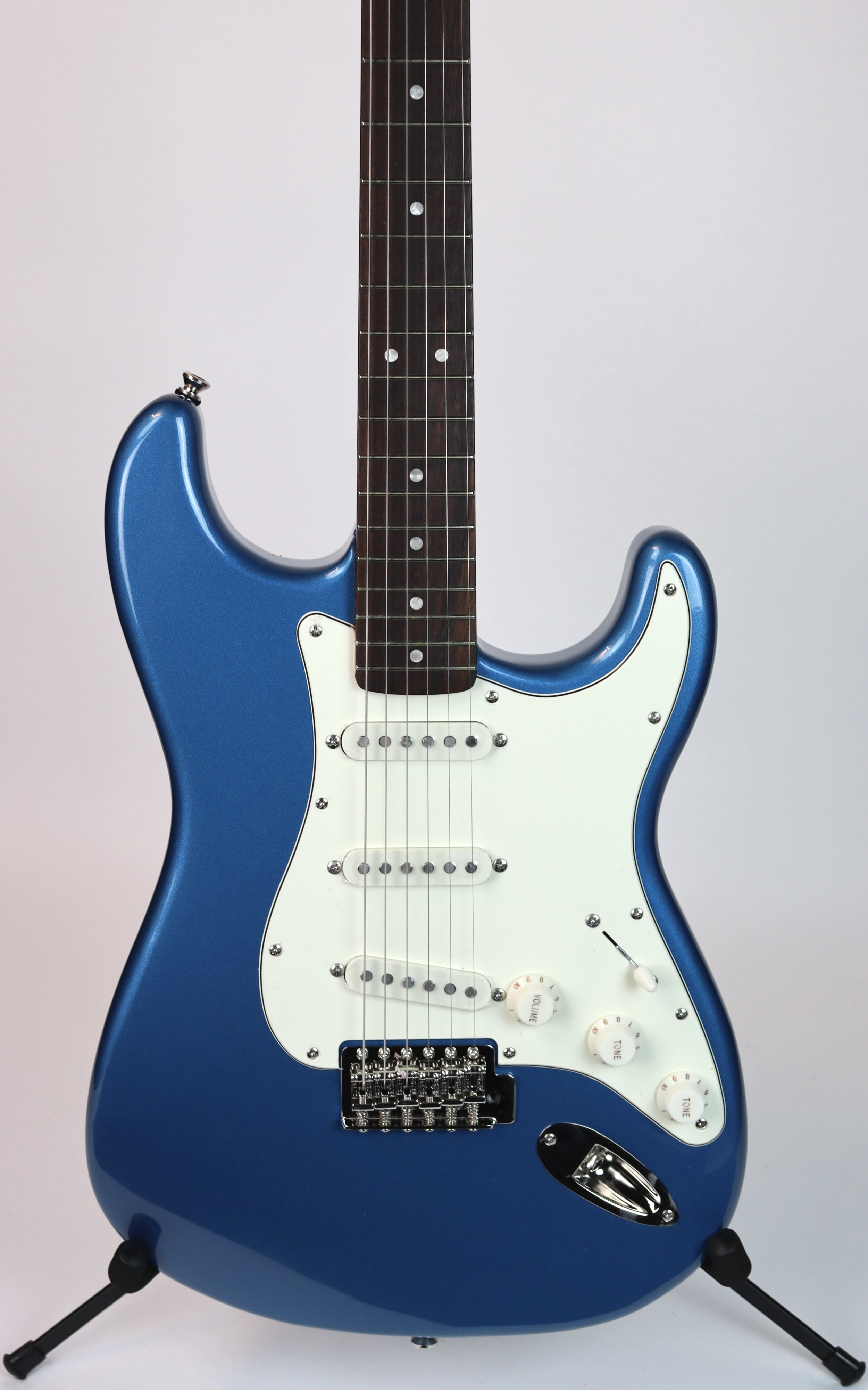 Squier Classic Vibe '60s Stratocaster Electric Guitar in Lake Placid Blue with Fender Mustang LT25 Amp Bundle - Perfect for Beginners, Home Practice & Studio Recording