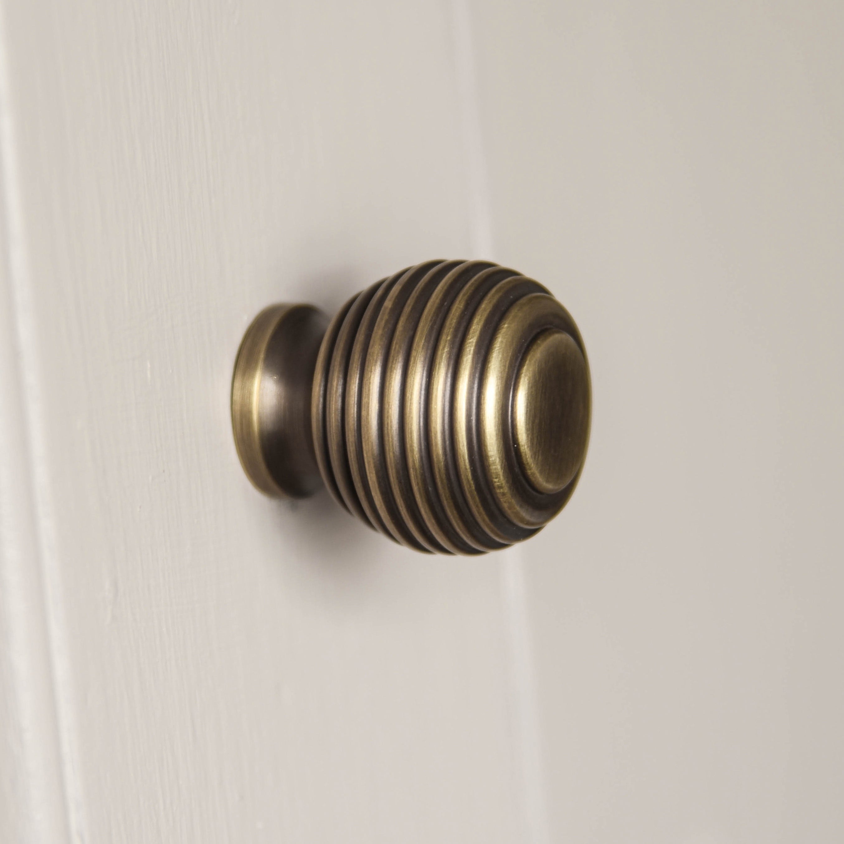 Vintage Antique Brass Queen Anne Cabinet Knobs - Set of 10 - Classic Pull Handles for Kitchen Cabinets, Dressers & Furniture Hardware - Perfect for Home Renovation & DIY Projects