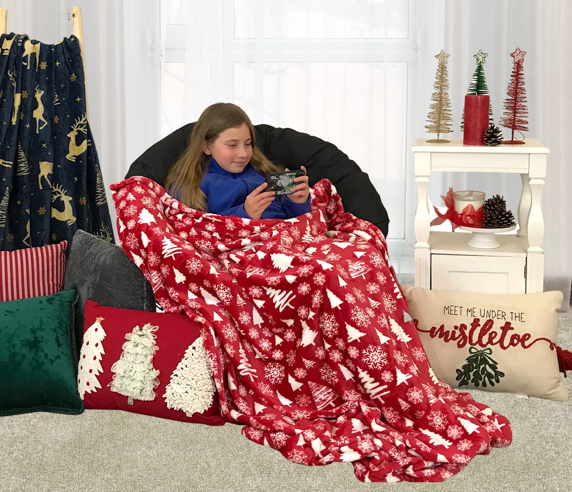 Soft & Cozy Christmas Fleece Throw Blanket with Tree & Snowflake Designs - Red & White Holiday Decorative Blanket for Couch, Bed, Chair - Perfect for Winter Snuggling, Gift Giving & Festive Home Decor