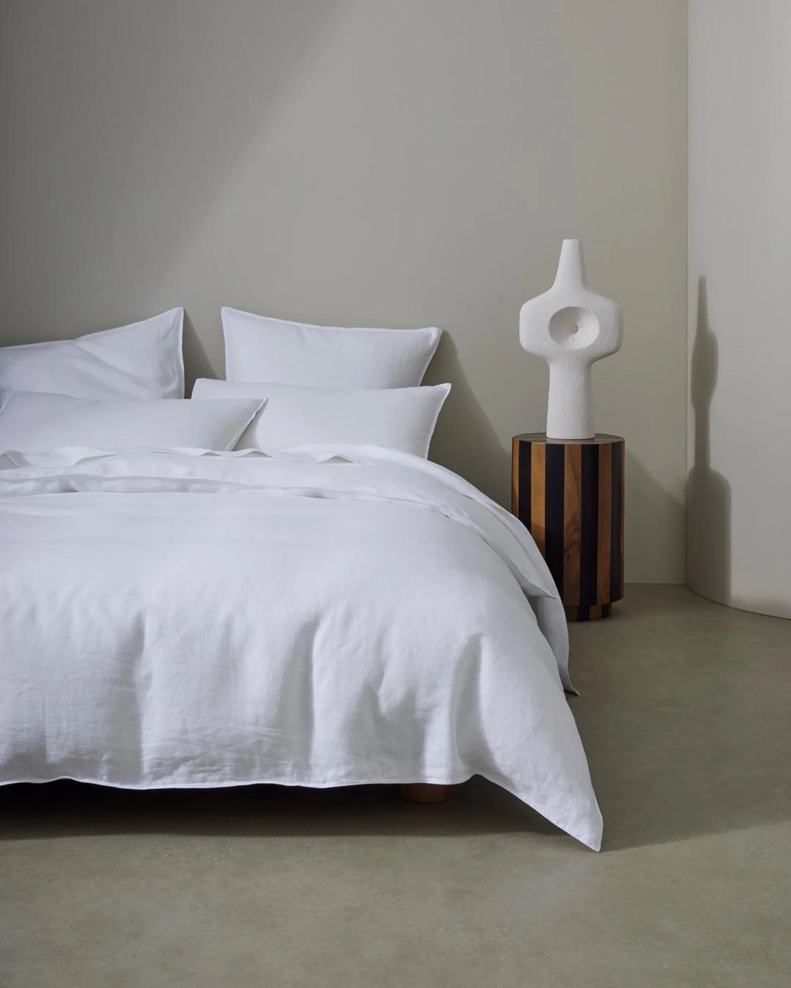 Premium Ravello Fitted Sheet - White Queen Size 100% Cotton Deep Pocket Bed Sheet - Soft & Breathable for Comfortable Sleep - Perfect for Master Bedroom, Guest Room & Vacation Homes