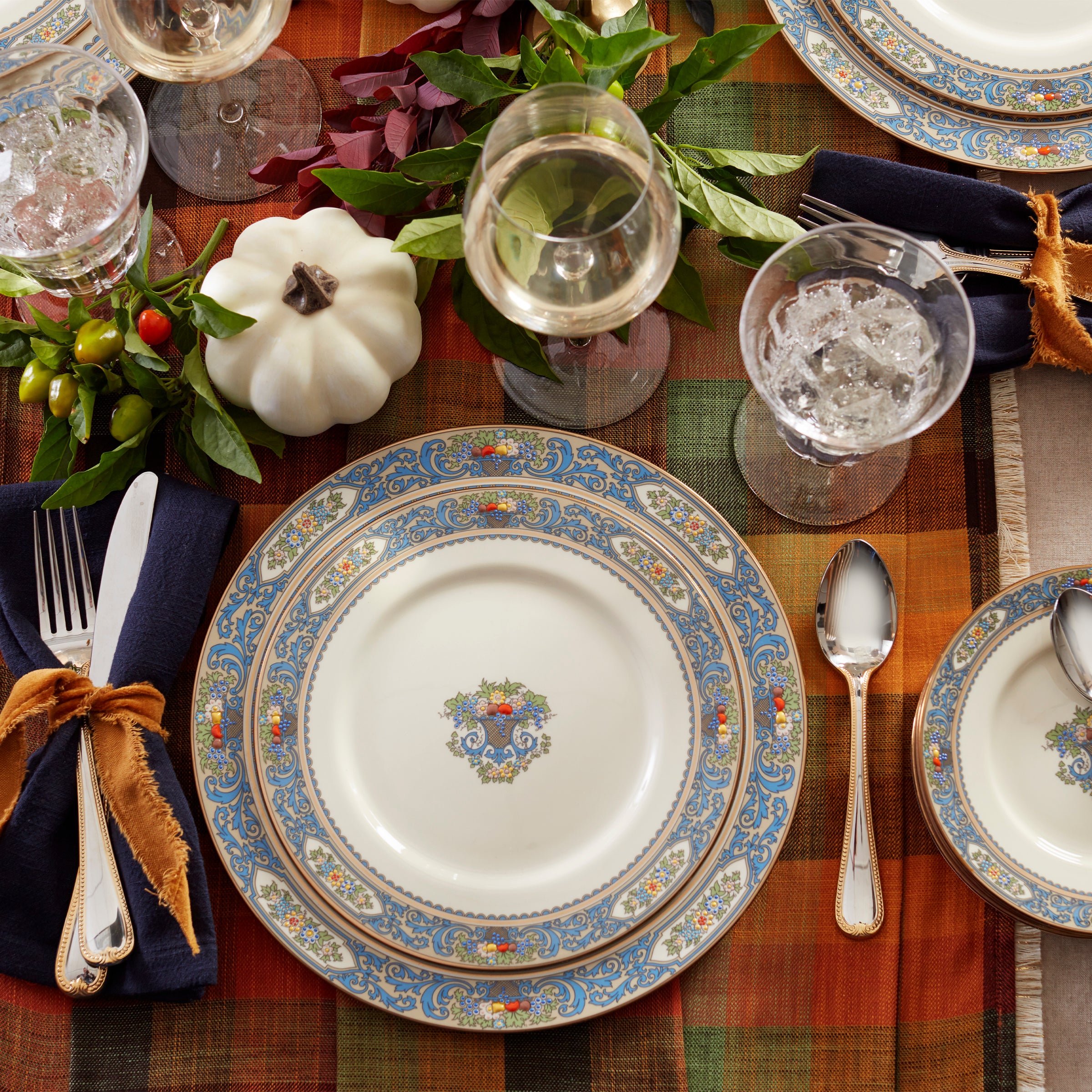 Autumn Themed Bread Serving Plate - Elegant Ceramic Dinnerware for Fall Gatherings, Thanksgiving, and Holiday Entertaining