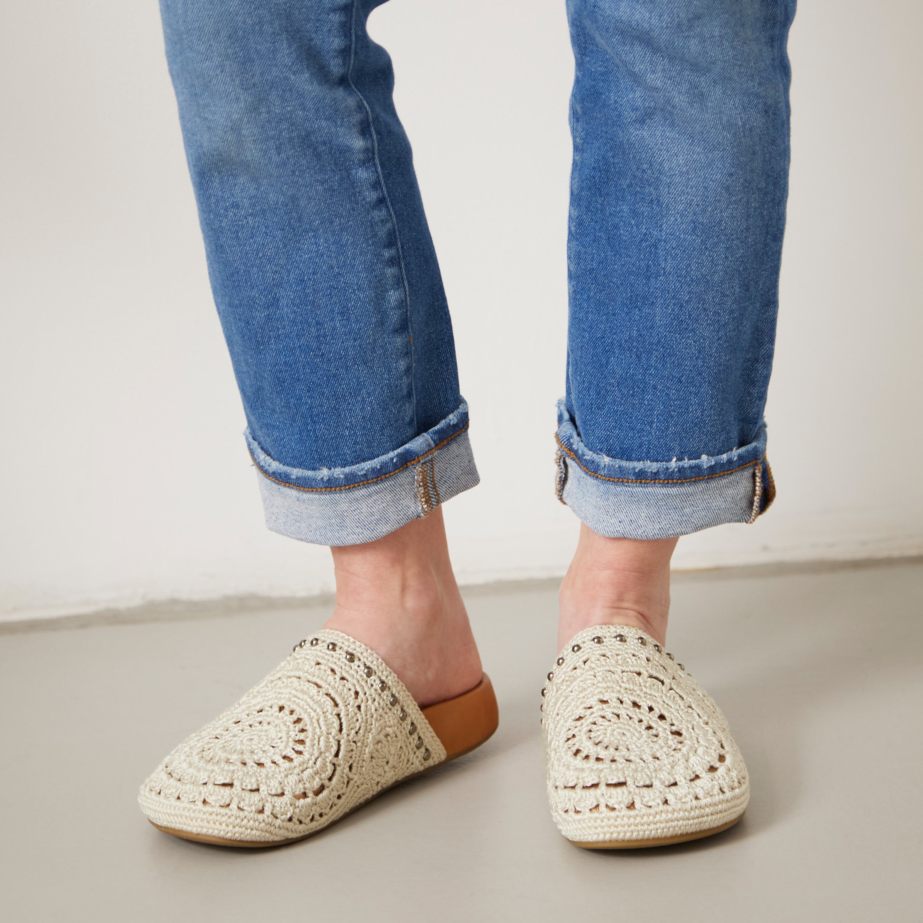 Handmade Crochet Bolinas Clogs with Natural Medallion Design - Comfortable & Stylish Slip-On Shoes for Women, Perfect for Beach, Garden, and Casual Wear