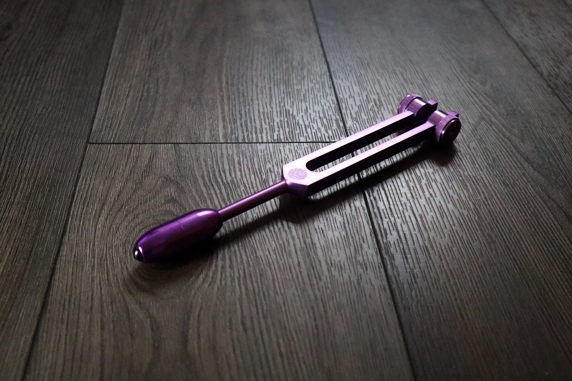Crown Chakra Tuning Fork with Attenuator Extender - Amethyst 10mm Crystal Handle - Includes Drawstring Pouch & Striker - Perfect for Sound Healing, Meditation & Energy Balancing